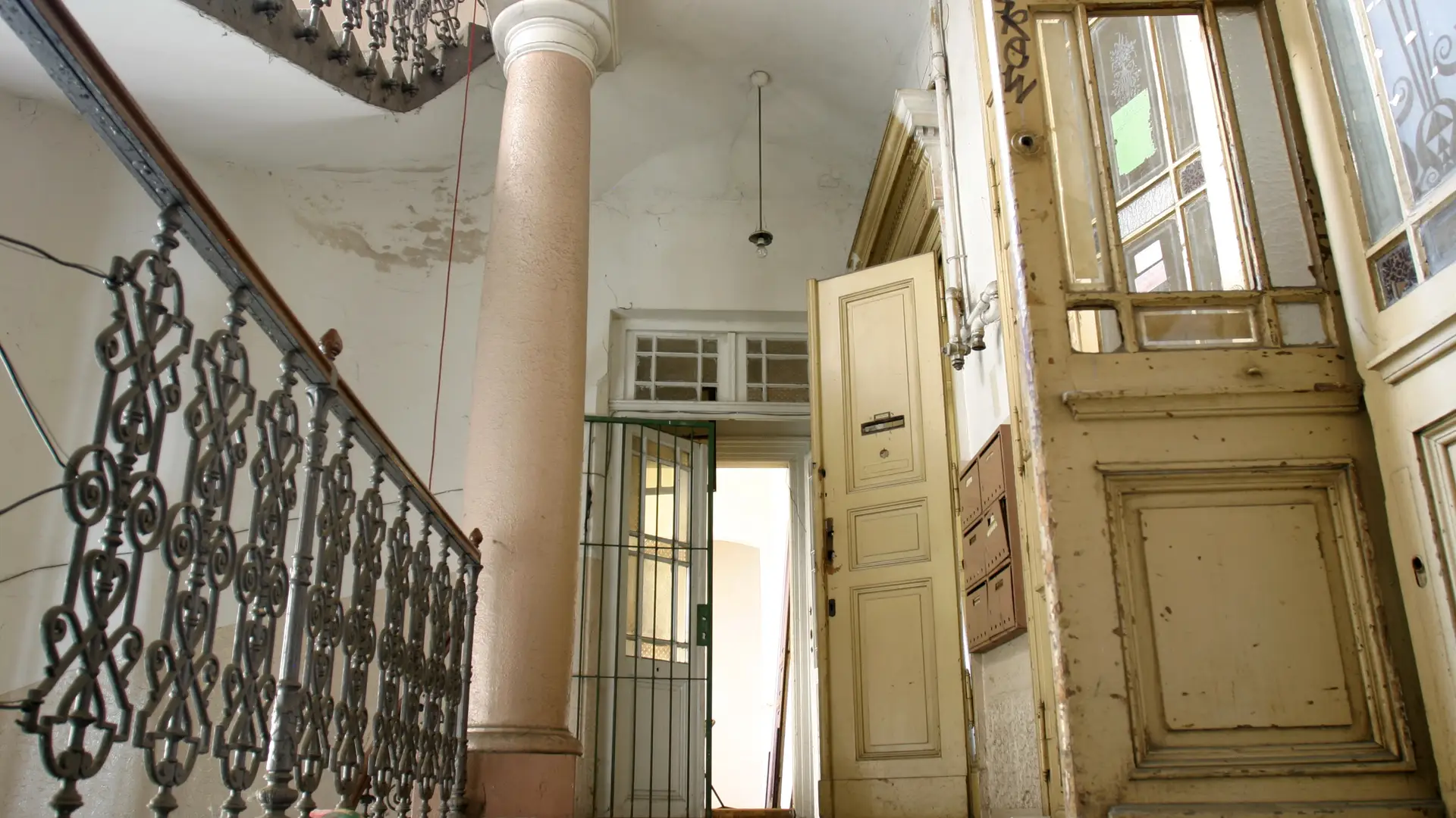 Edificio tomado por okupas al no tener seguro de hogar Edificio tomado por okupas al no tener seguro de hogar