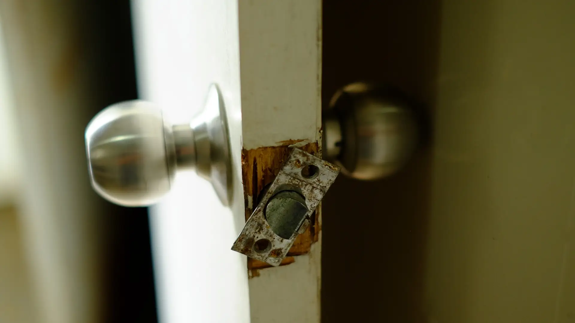 Cerradura rota de una puerta de una casa donde tienen un seguro de hogar que cubre esas incidencias Cerradura rota de una puerta de una casa donde tienen un seguro de hogar que cubre esas incidencias