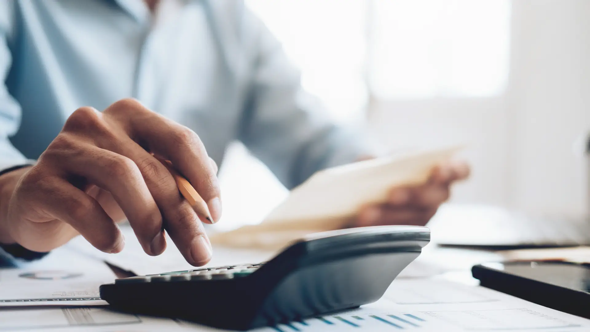 Trabajador de seguro haciendo calculas para aplicar formula matemática de la regla de la equidad en vivienda