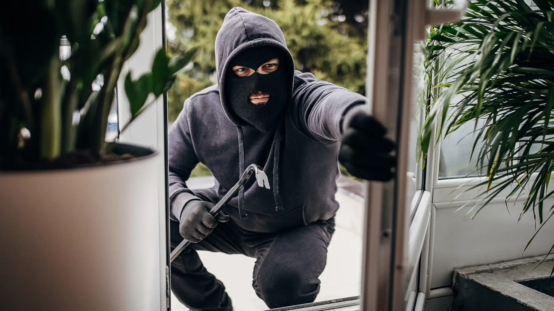 Ladron entrando en una vivienda con seguro de hogar en el que han incluido robo Ladron entrando en una vivienda con seguro de hogar en el que han incluido robo