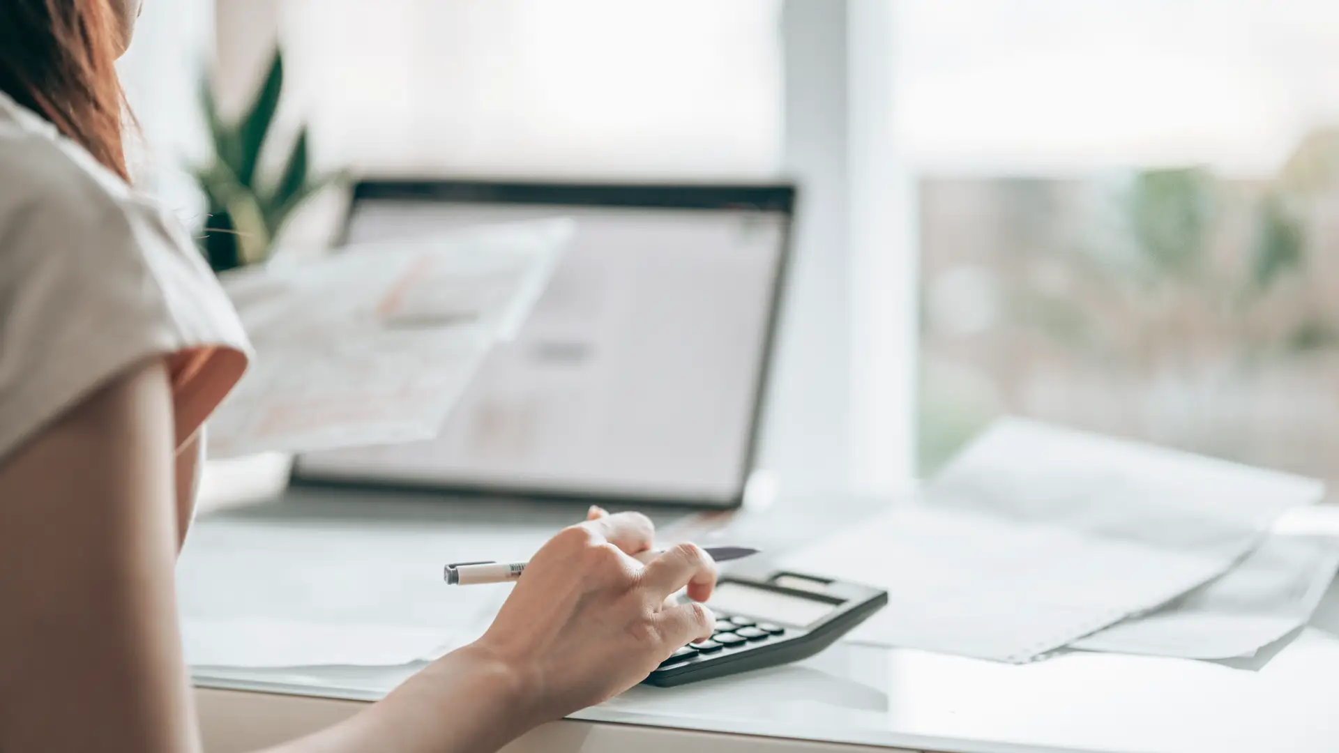 Mujer calculando el valor catastral de su vivienda