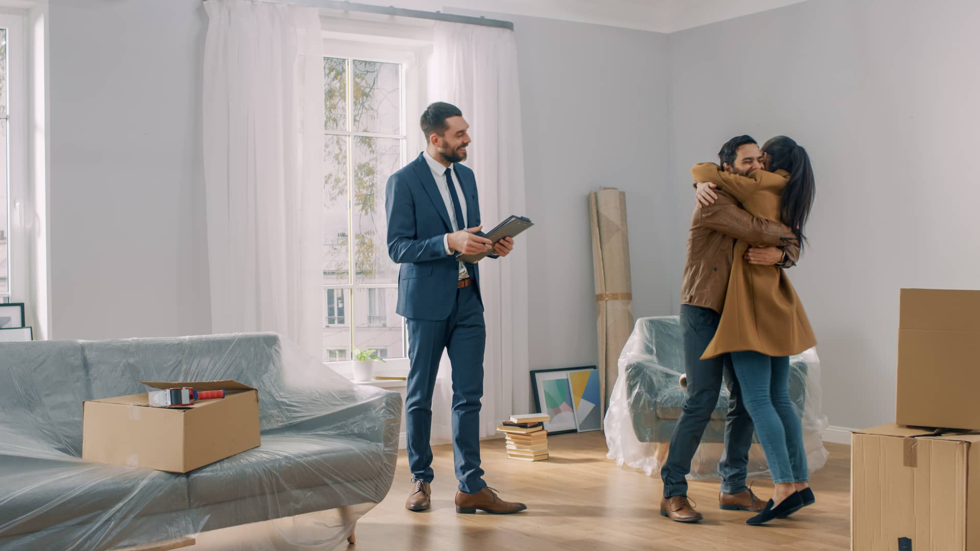 Pareja abrazandose ya que han vendido su vivienda y asi pueden cancelar su seguro de hogar Pareja abrazandose ya que han vendido su vivienda y asi pueden cancelar su seguro de hogar