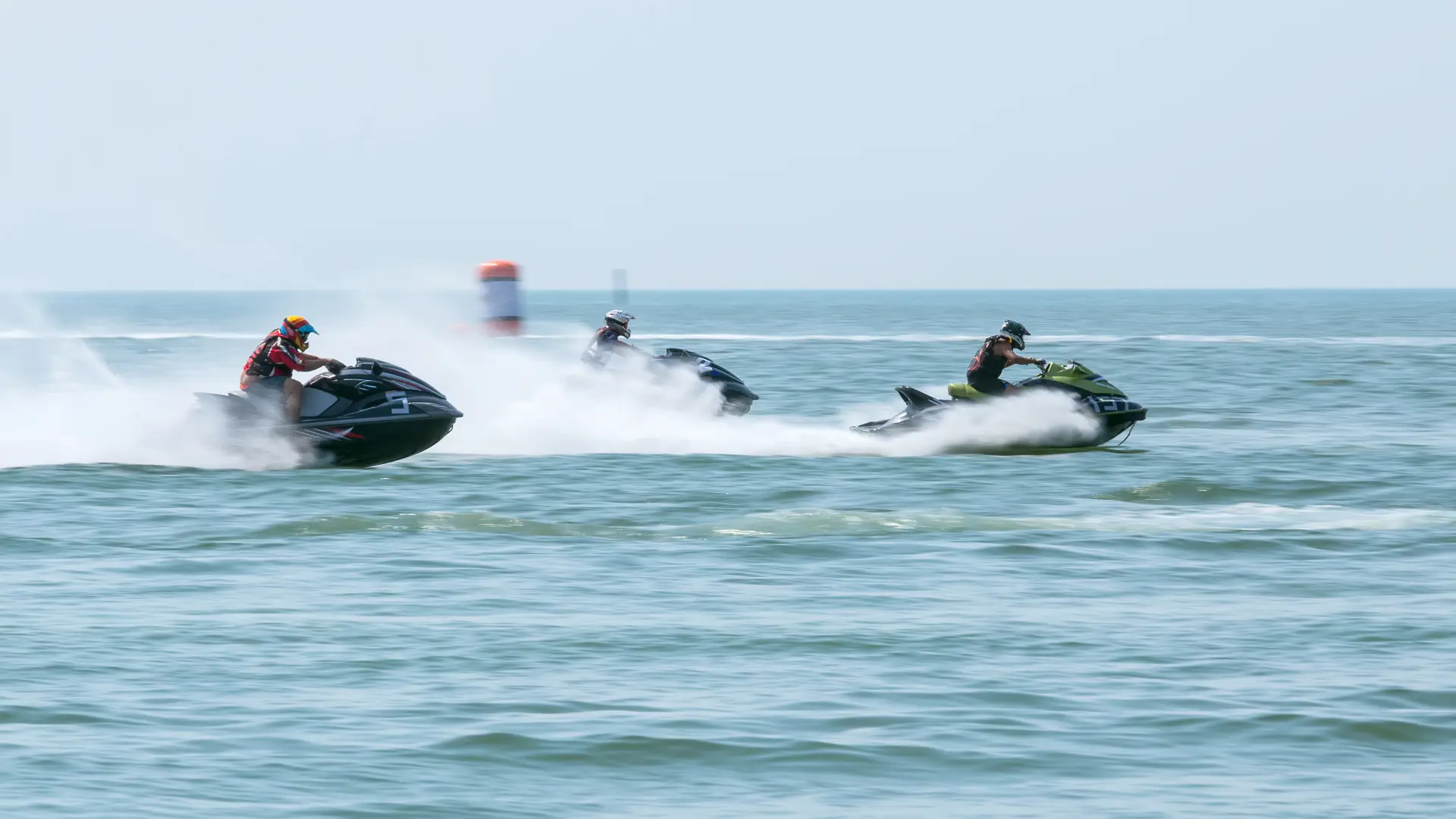 Personas compitiendo en una carrera de motos de agua con la tranquilidad que aporta tener un seguro para las mismas Personas compitiendo en una carrera de motos de agua con la tranquilidad que aporta tener un seguro para las mismas