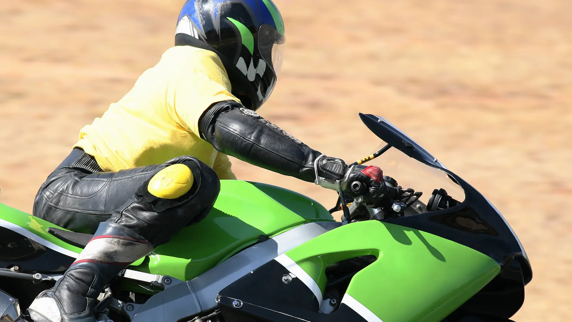 Persona con seguro de moto pilotando en circuito Persona con seguro de moto pilotando en circuito