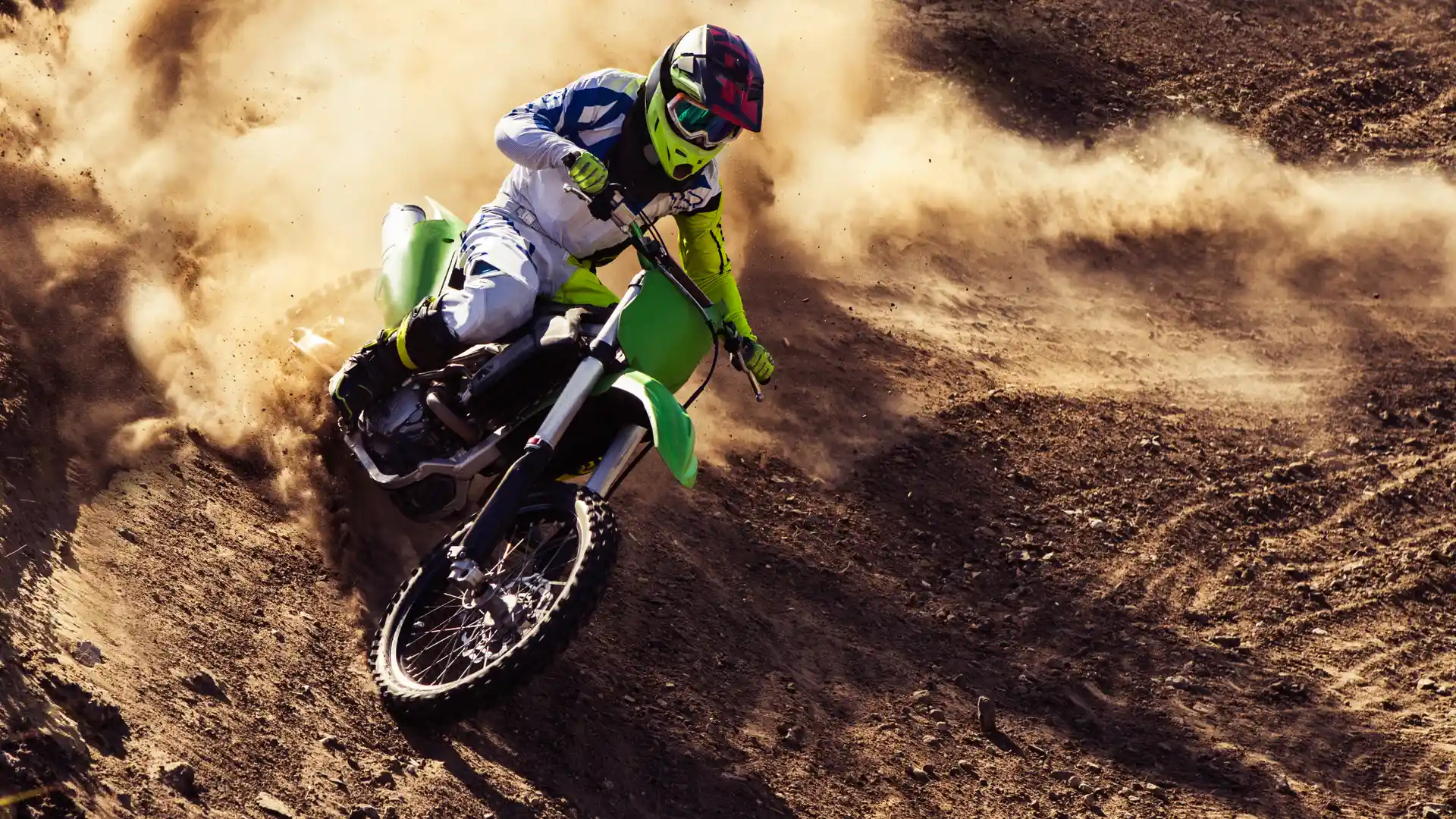 Joven disfrutando con su moto de enduro con seguro en circuito
