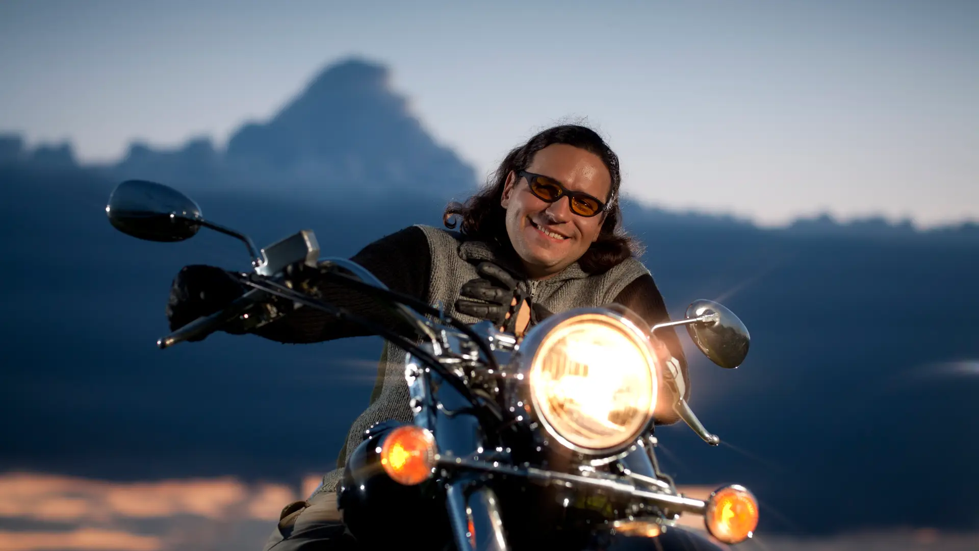 Hombre sonriente montado encima de su moto de 400 cc con seguro contratado Hombre sonriente montado encima de su moto de 400 cc con seguro contratado