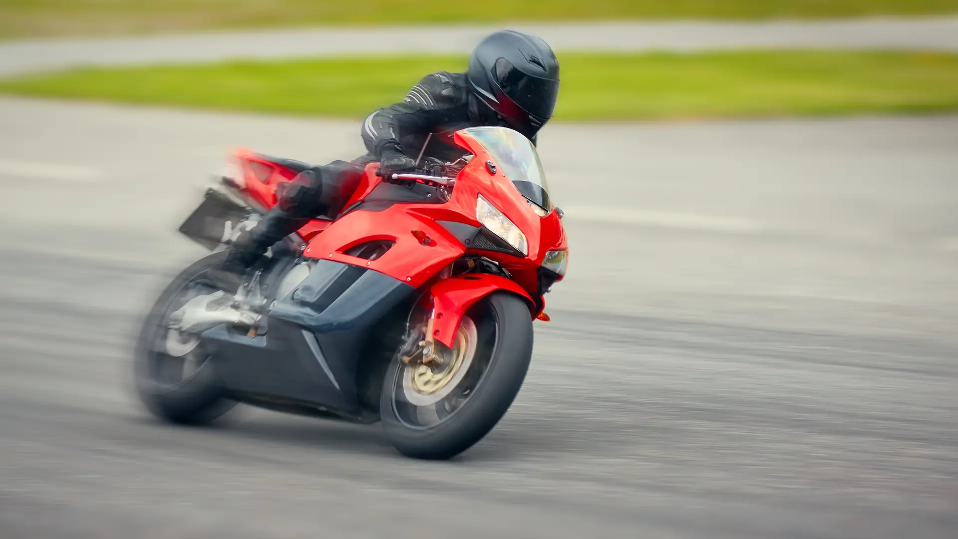 Moto de alta cilindrada circulando por carretera con seguro Moto de alta cilindrada circulando por carretera con seguro