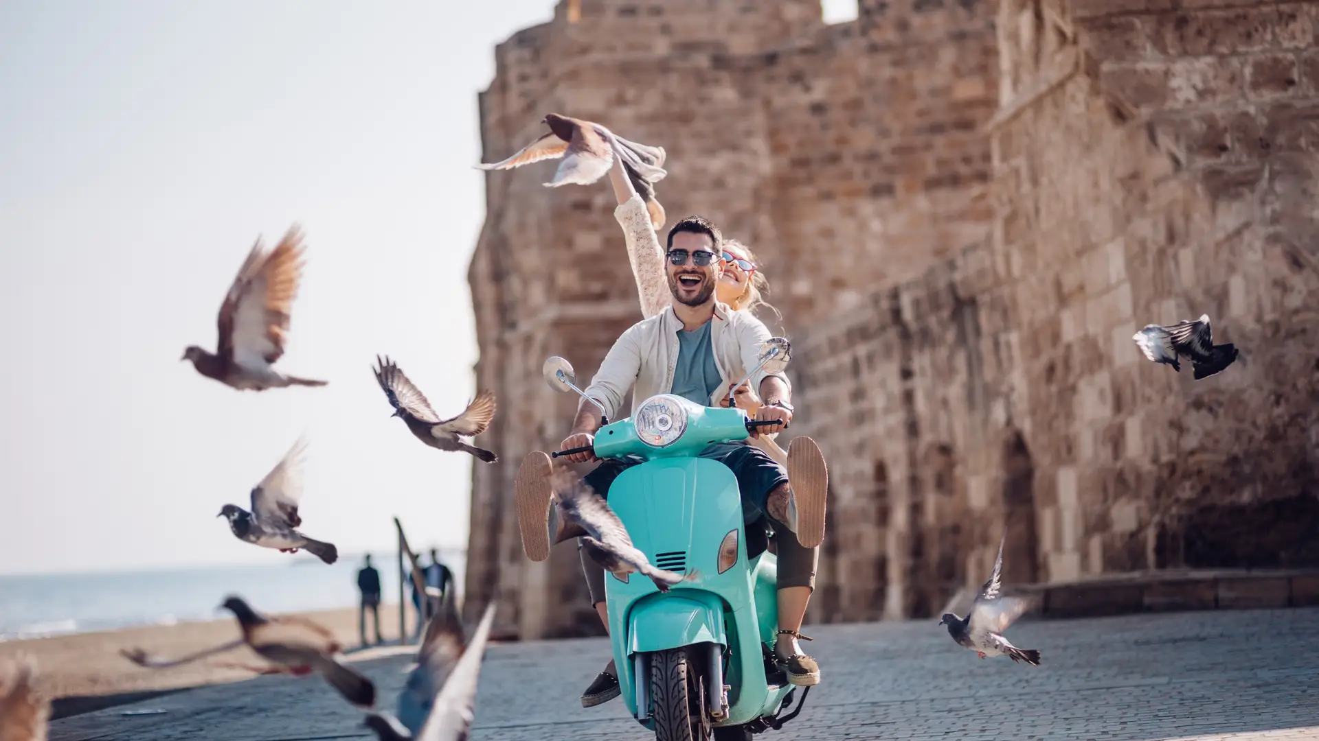Pareja joven disfrutando de un paseo en moto con la tranquilidad de contar con un seguro de robo, además de seguir los consejos del seguro para evitar que les roben la moto Pareja joven disfrutando de un paseo en moto con la tranquilidad de contar con un seguro de robo, además de seguir los consejos del seguro para evitar que les roben la moto