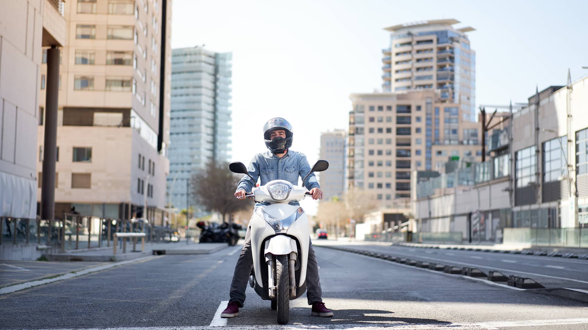 Mujer disfrutando de paseo con su moto sín carnet asegurado Mujer disfrutando de paseo con su moto sín carnet asegurado