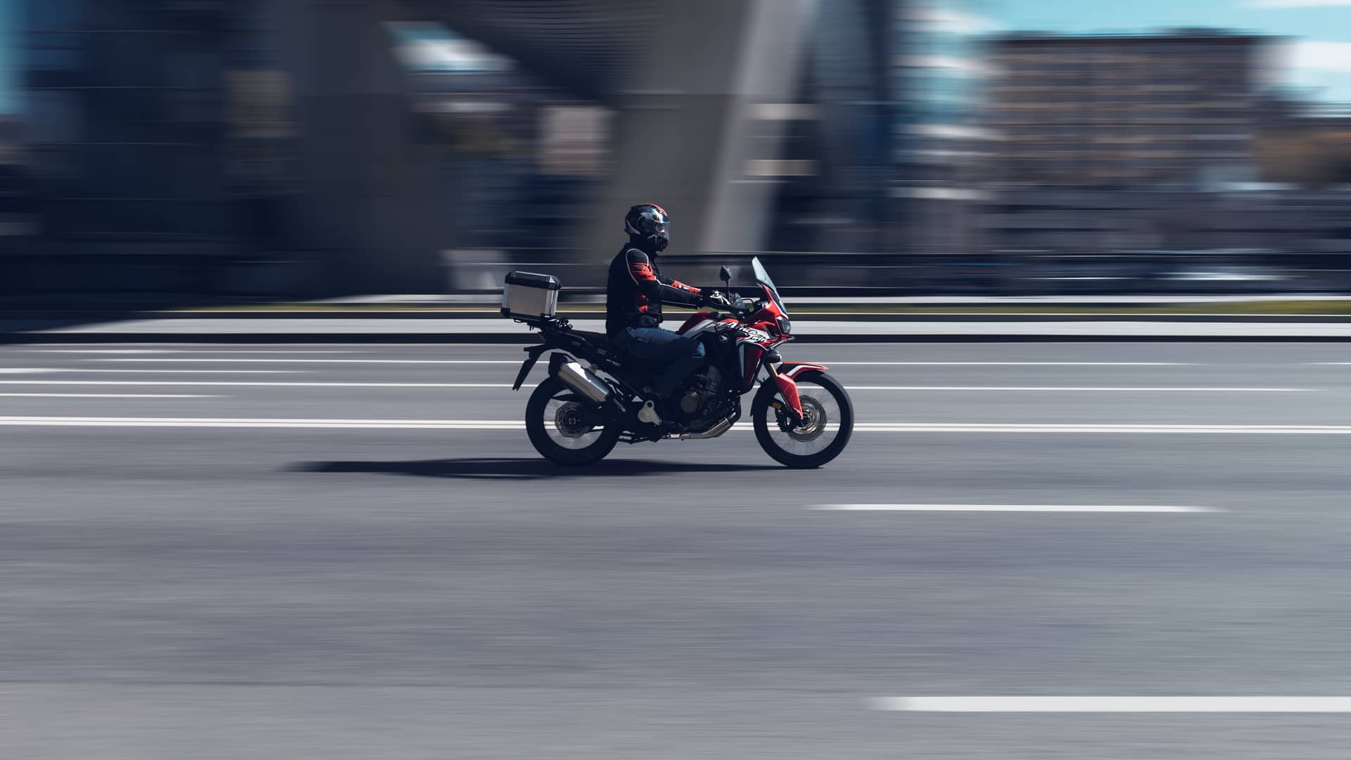 conductor de moto por la ciudad que dispone de un seguro a terceros ampliado conductor de moto por la ciudad que dispone de un seguro a terceros ampliado