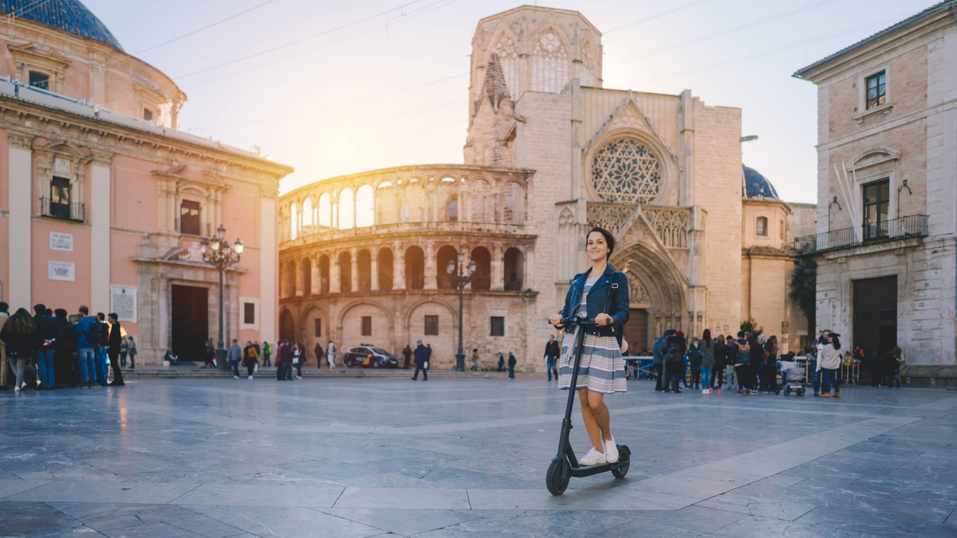 Joven que aprovecha su patinete eléctrico para hacer turismo por Valencia sín tener la obligatoriedad de tener un seguro en él Joven que aprovecha su patinete eléctrico para hacer turismo por Valencia sín tener la obligatoriedad de tener un seguro en él