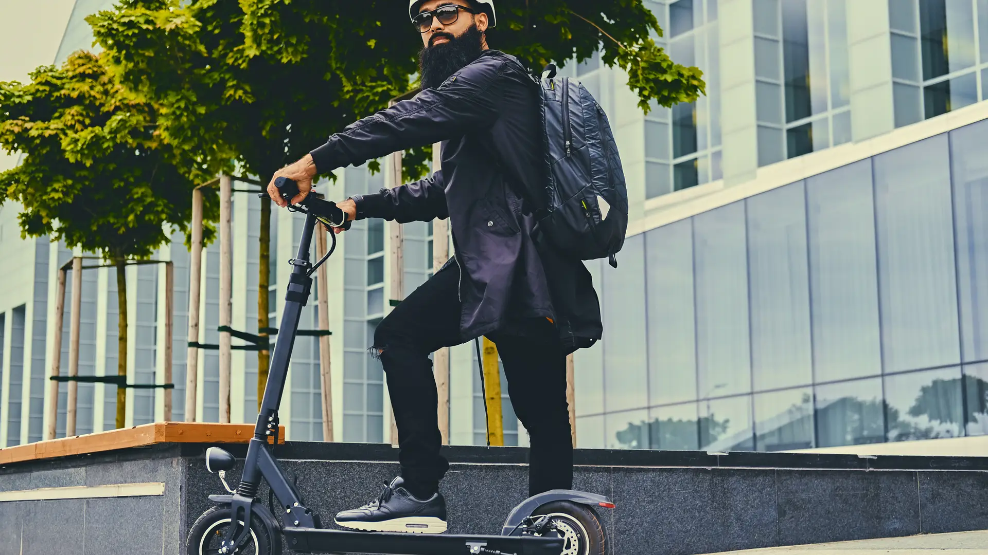 Hombre viendo asombrado como unos jovenes roban unos patinetes eléctricos sín seguro Hombre viendo asombrado como unos jovenes roban unos patinetes eléctricos sín seguro