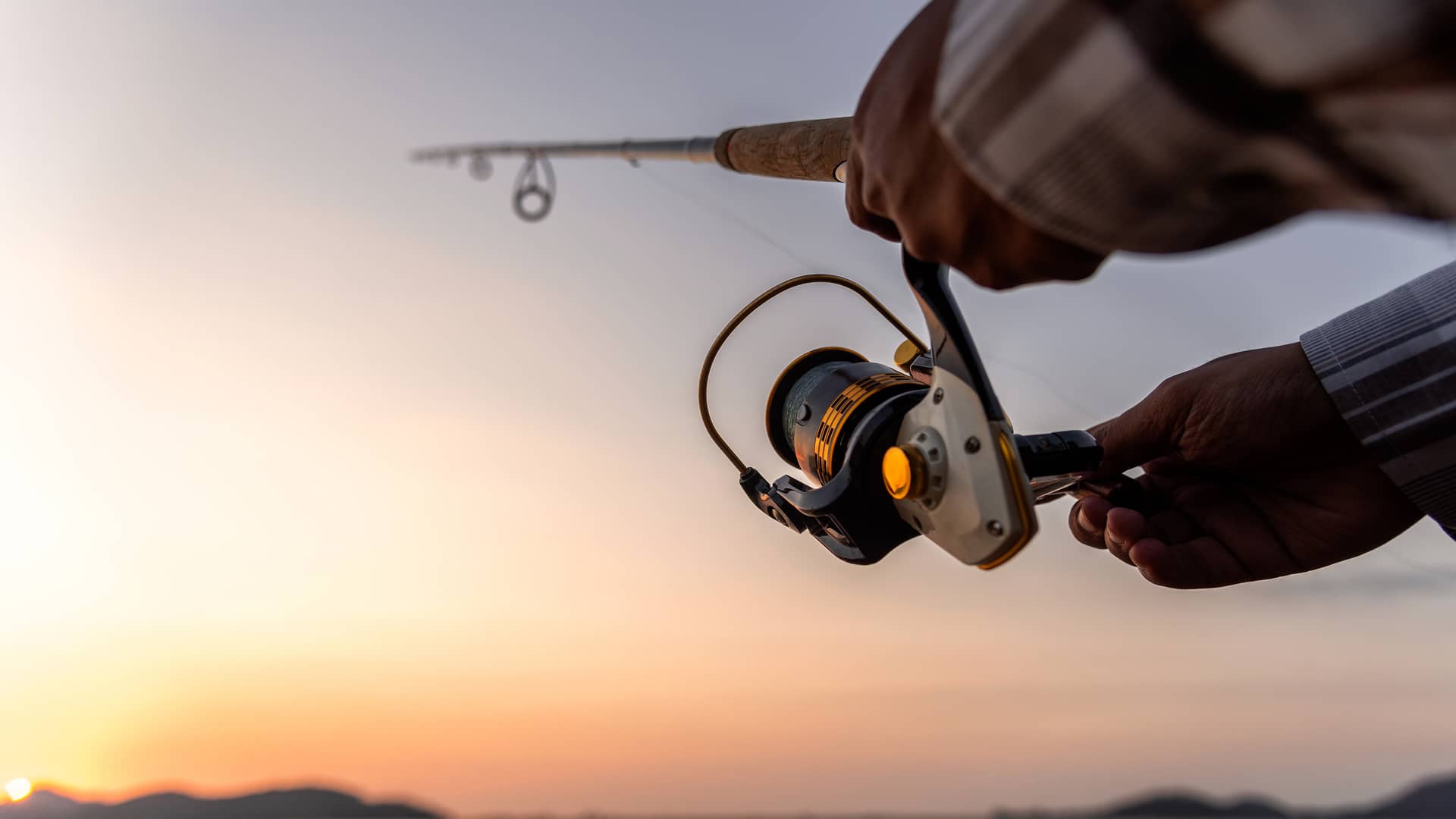 Hombre iniciandose en la pesca al cual le ha salido el seguro a un muy buen precio
