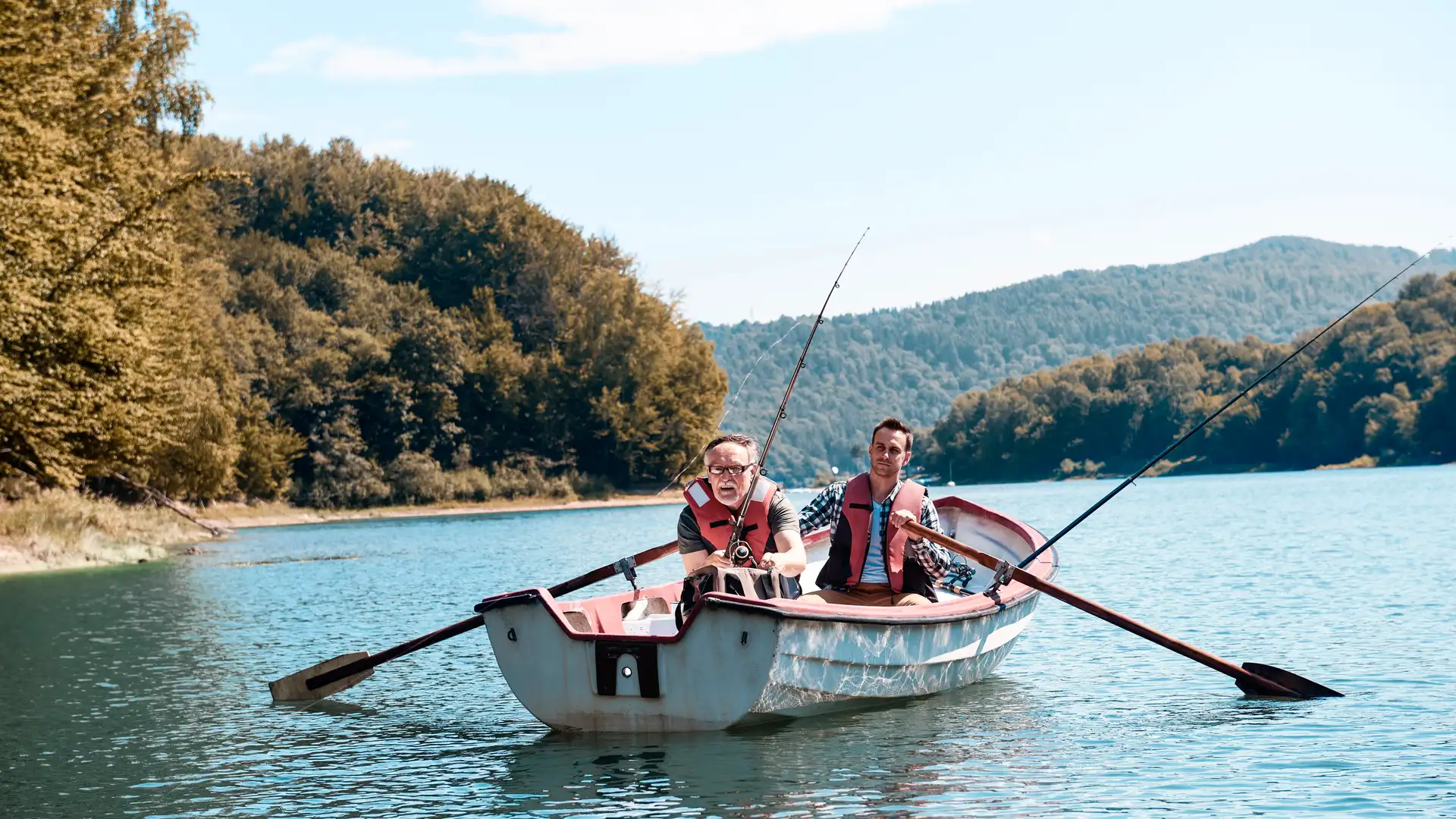 Padre e hijo disfrutan de un día juntos tras contratar un seguro de pesca Padre e hijo disfrutan de un día juntos tras contratar un seguro de pesca