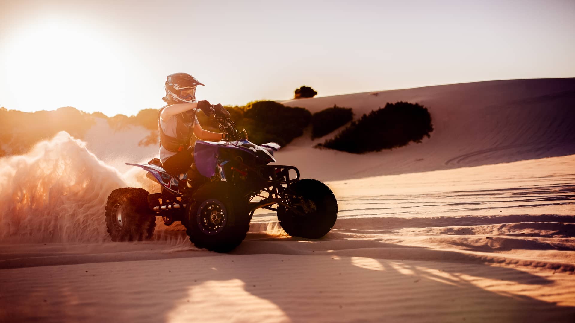 Persona disfrutando con su quad con seguro hecho por días Persona disfrutando con su quad con seguro hecho por días