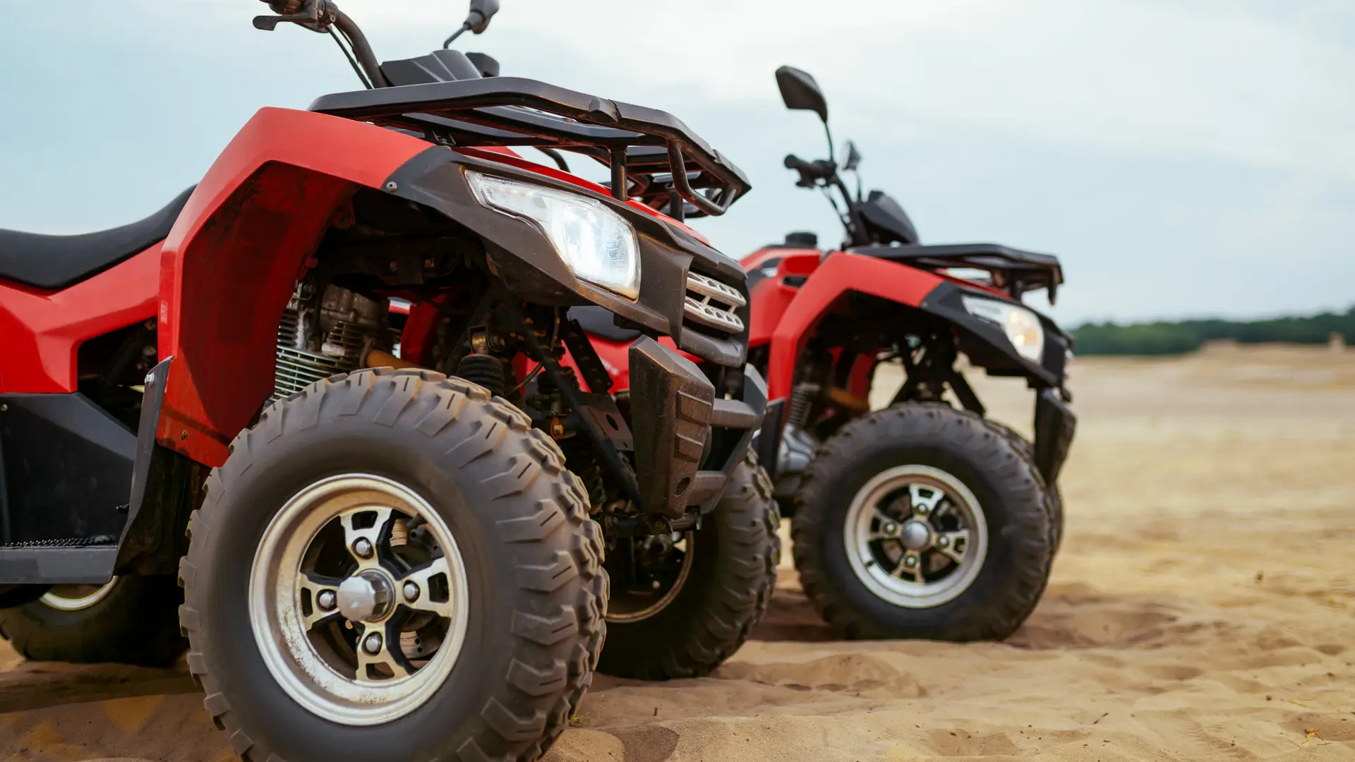 Dos quad espean en la playa para ser alquilados, ambos cuentan con seguros específicos para este tipo de actividad Dos quad espean en la playa para ser alquilados, ambos cuentan con seguros específicos para este tipo de actividad