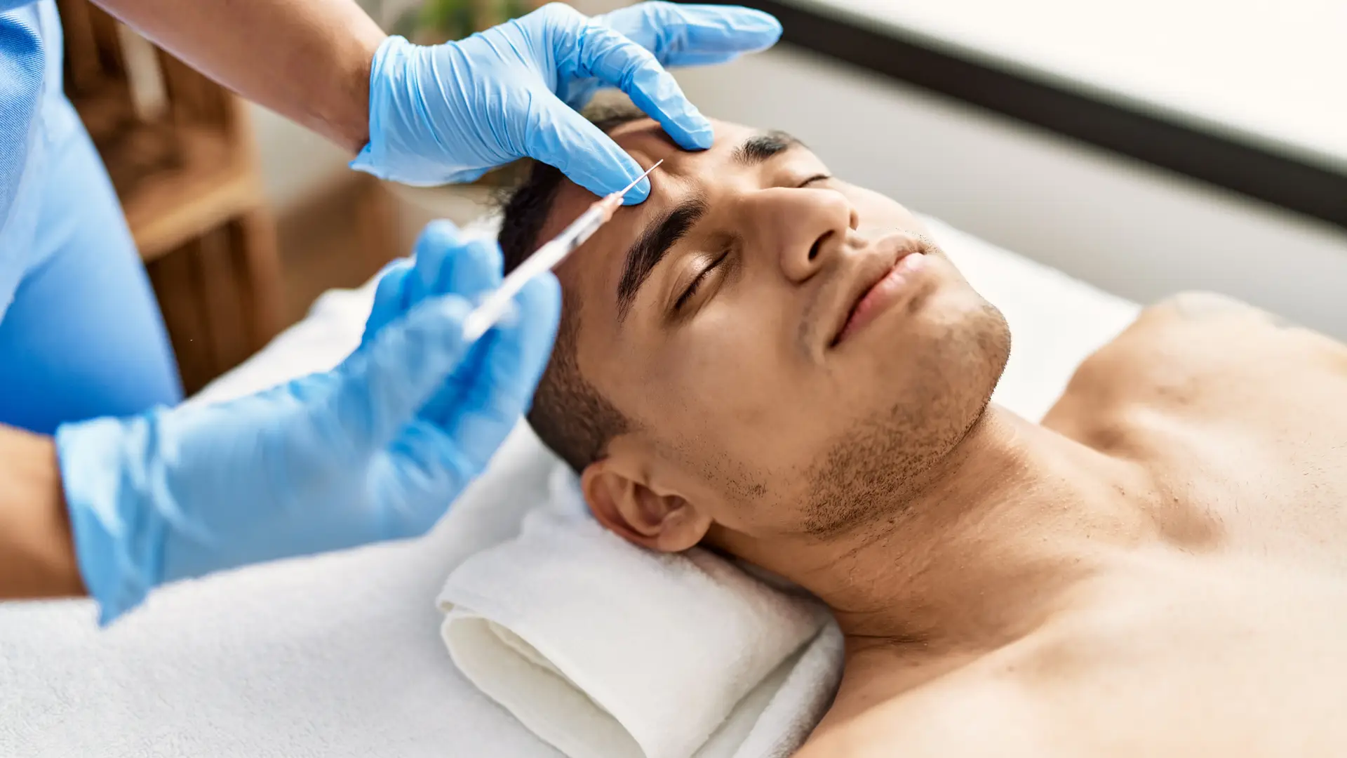 Hombre realizandose cirugía plástica con su seguro de salud Hombre realizandose cirugía plástica con su seguro de salud