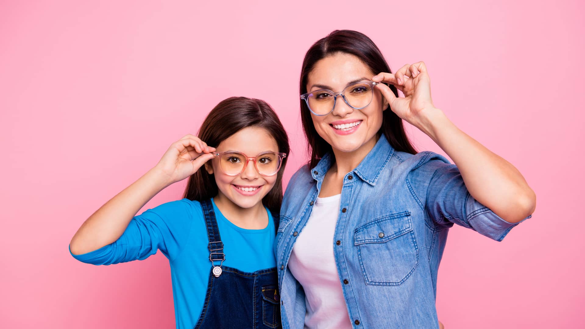 Madre e hija contentas con sus gafas gracias a su seguro de salud con cobertura óptica Madre e hija contentas con sus gafas gracias a su seguro de salud con cobertura óptica