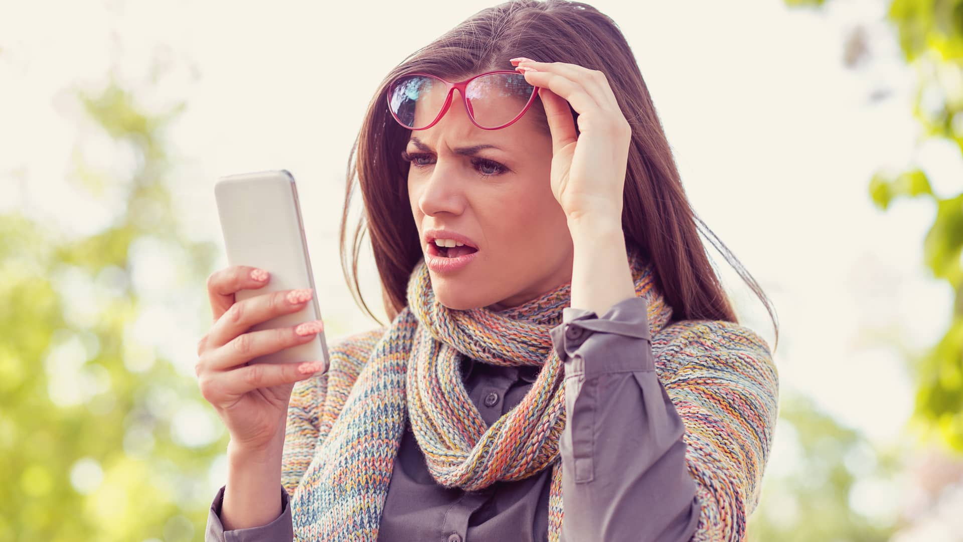 Mujer enfadada intentando contactar con su seguro de salud para reclamar unos problemas con él Mujer enfadada intentando contactar con su seguro de salud para reclamar unos problemas con él
