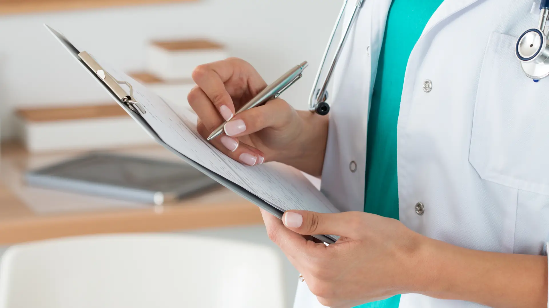 Una medico atendiendo que representa los cuestionarios en los seguros de salud Una medico atendiendo que representa los cuestionarios en los seguros de salud