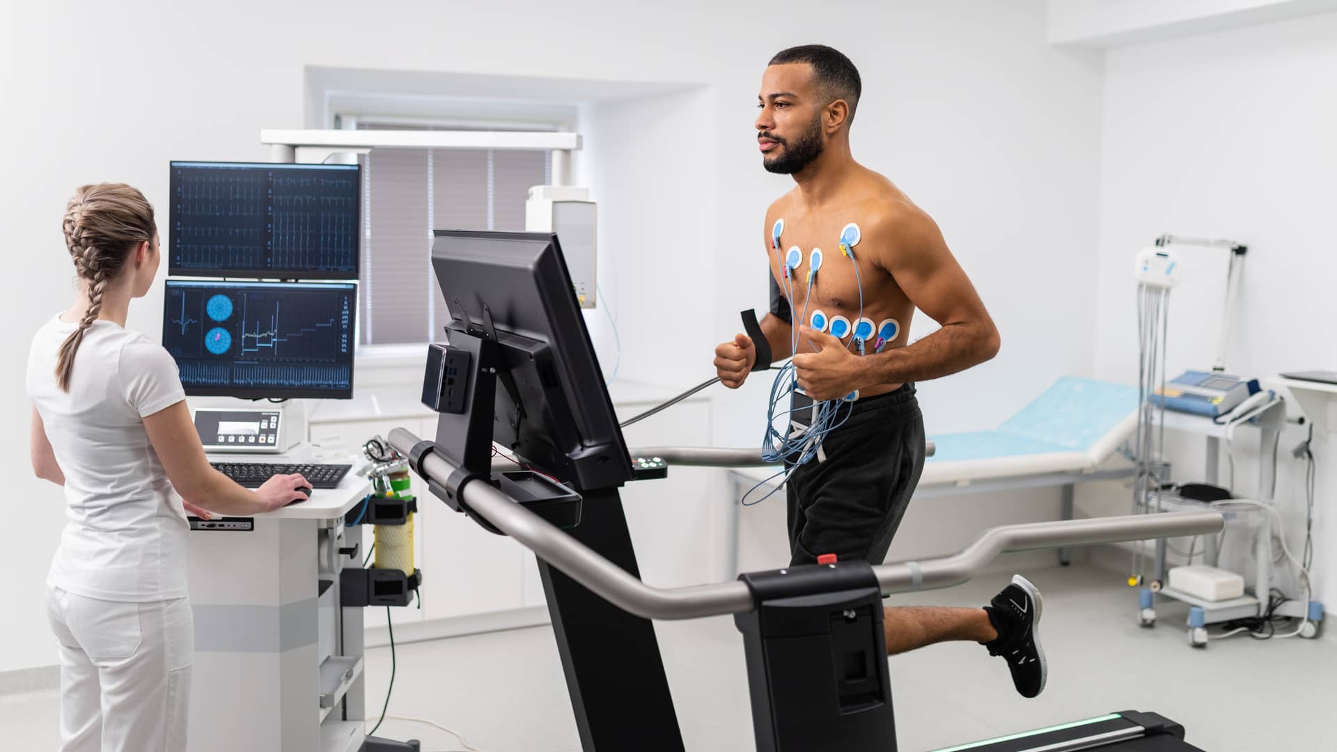 Deportista haciendose reconocimiento médico en su seguro de salud Deportista haciendose reconocimiento médico en su seguro de salud