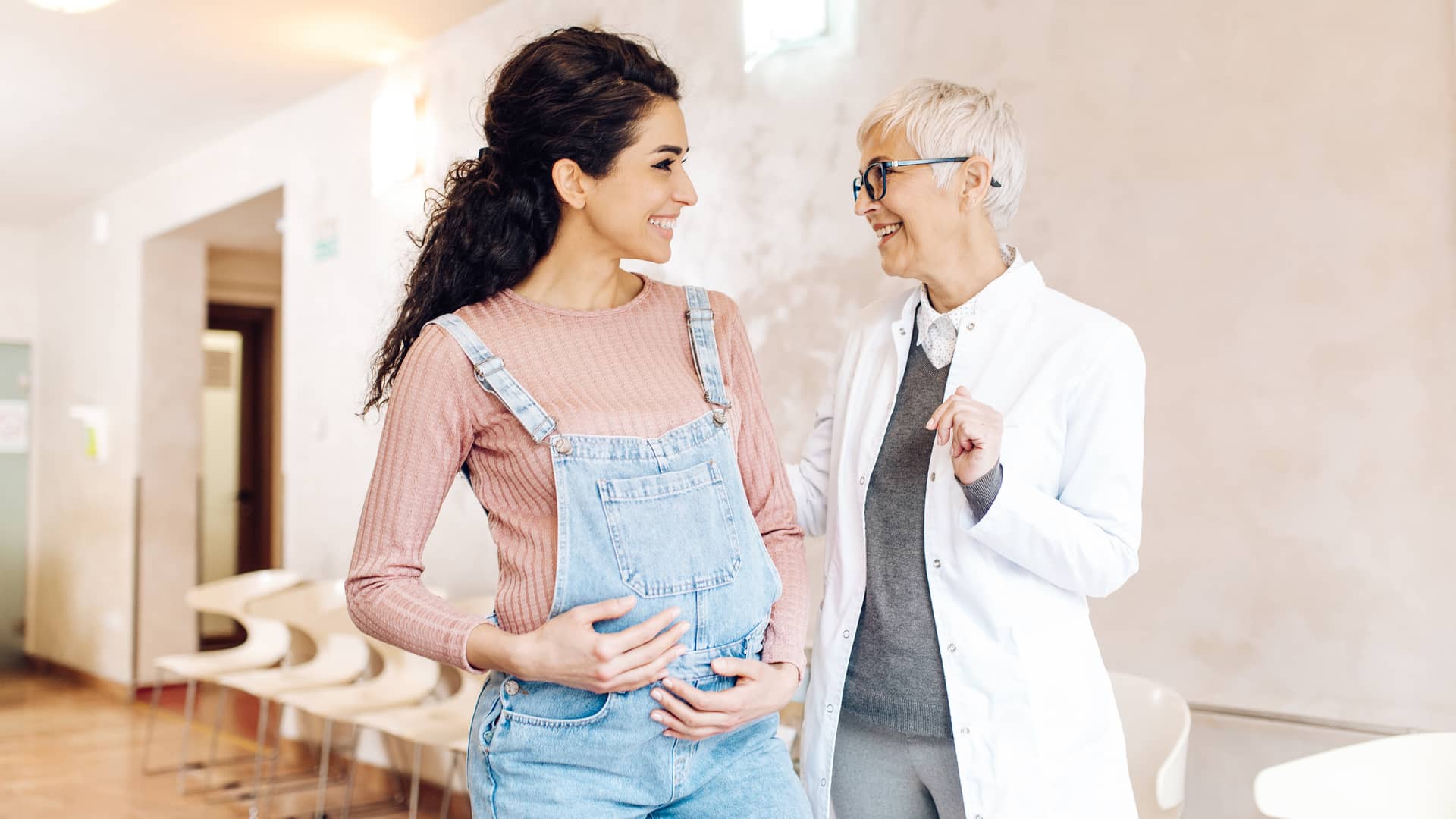 Mujer embarazada acudiendo a su seguro de salud a hacer revisión