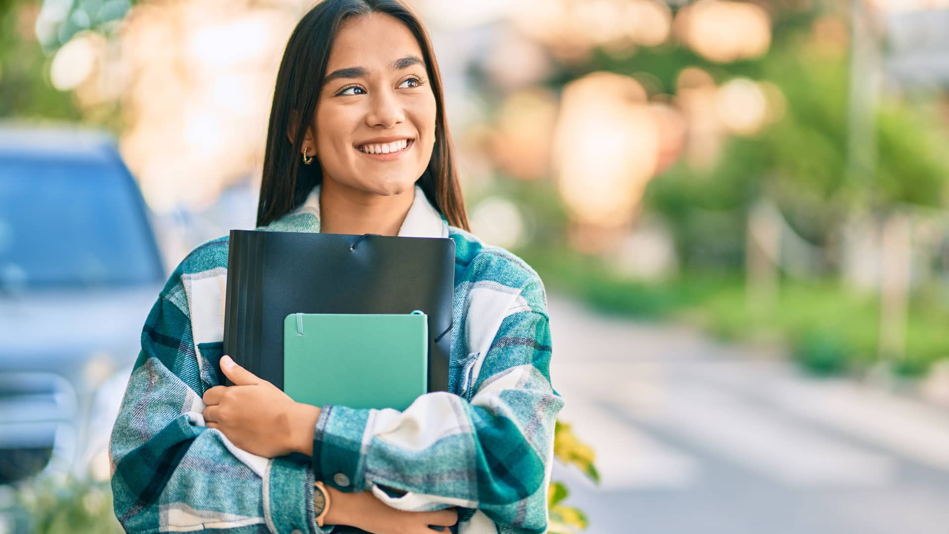 Joven estudiante sonriente con seguro de salud diseñado especialmente para ella Joven estudiante sonriente con seguro de salud diseñado especialmente para ella
