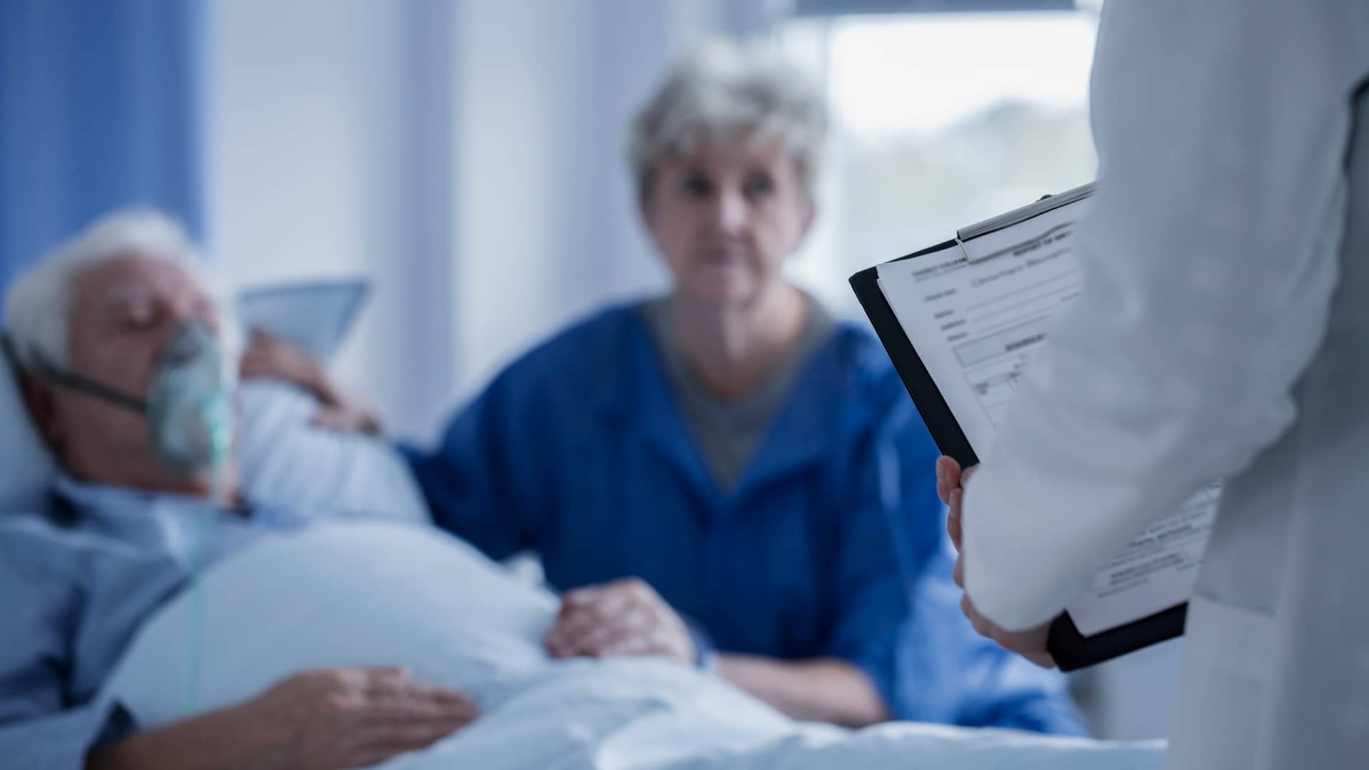 Mujer cuida de su marido ingresado en el hospital con patologías previas a su seguro de salud por lo que es una exclusión Mujer cuida de su marido ingresado en el hospital con patologías previas a su seguro de salud por lo que es una exclusión