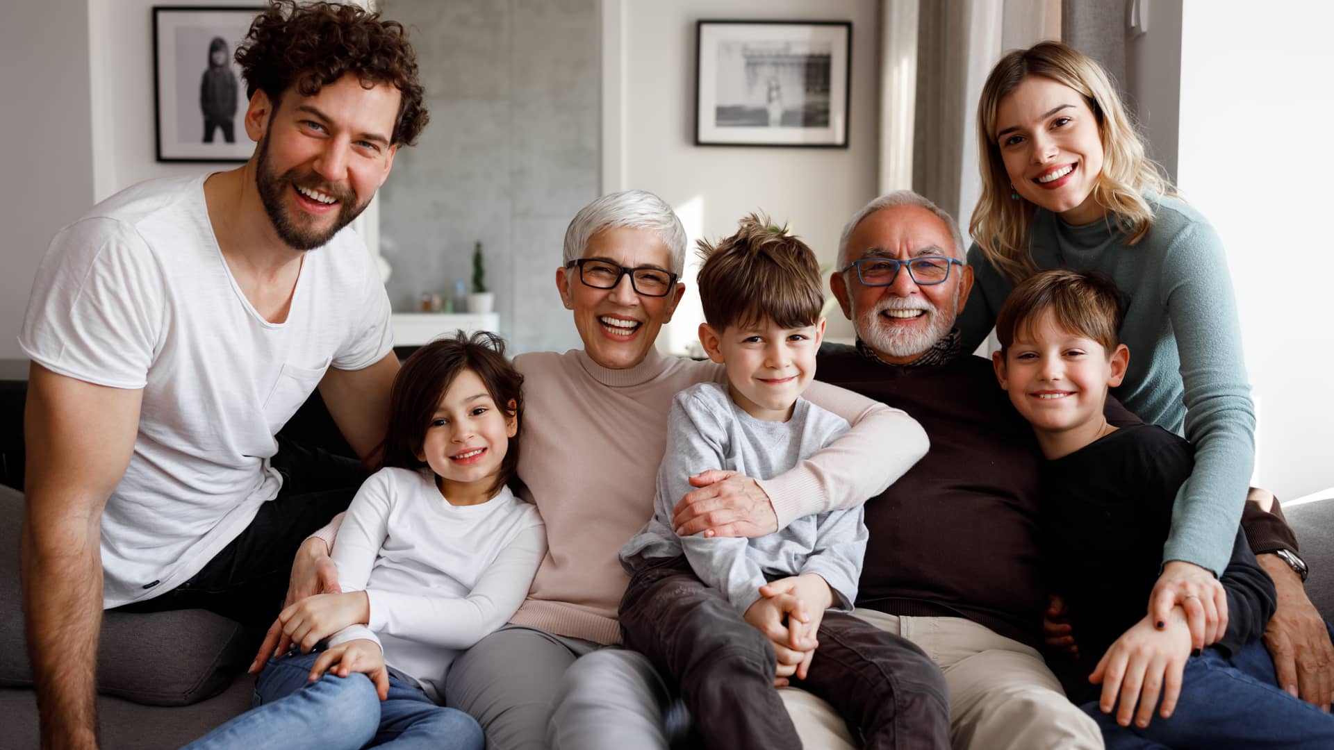Gran familia sonriente con seguro de salud familiar contratado