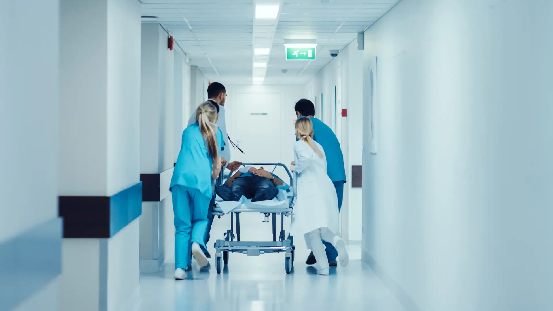 Pasillo de hospital con una urgencia que representa ir al medico privado sin seguro Pasillo de hospital con una urgencia que representa ir al medico privado sin seguro