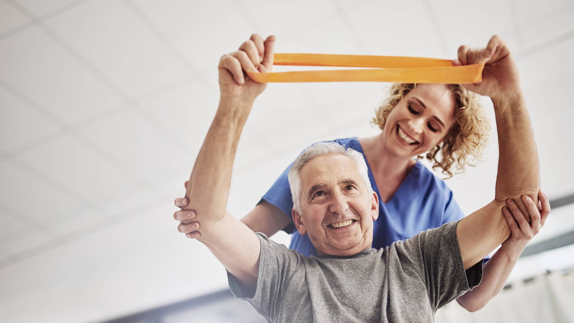 Hombre mayor de 65 años acudiendo a clinica de su seguro de salud a recibir rehabilitación