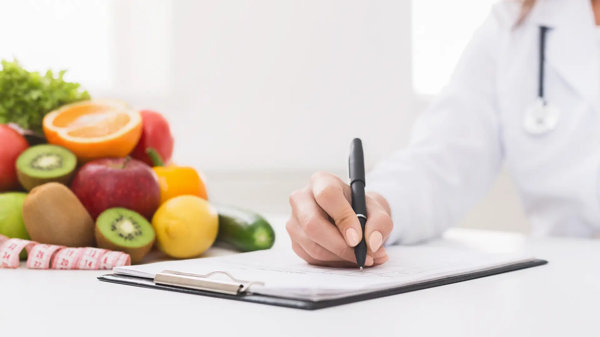 Nutricionista escribiendo informe de salud de cliente de seguro