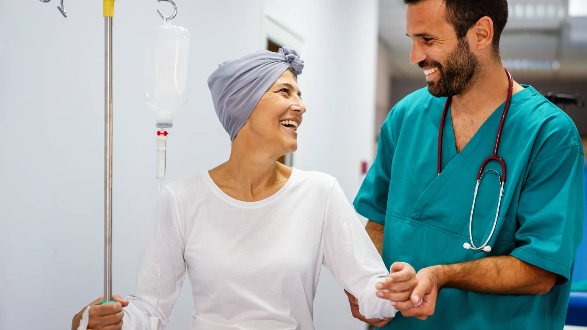 Mujer acudiendo a su cita oncológica con su médico de su seguro de salud Mujer acudiendo a su cita oncológica con su médico de su seguro de salud