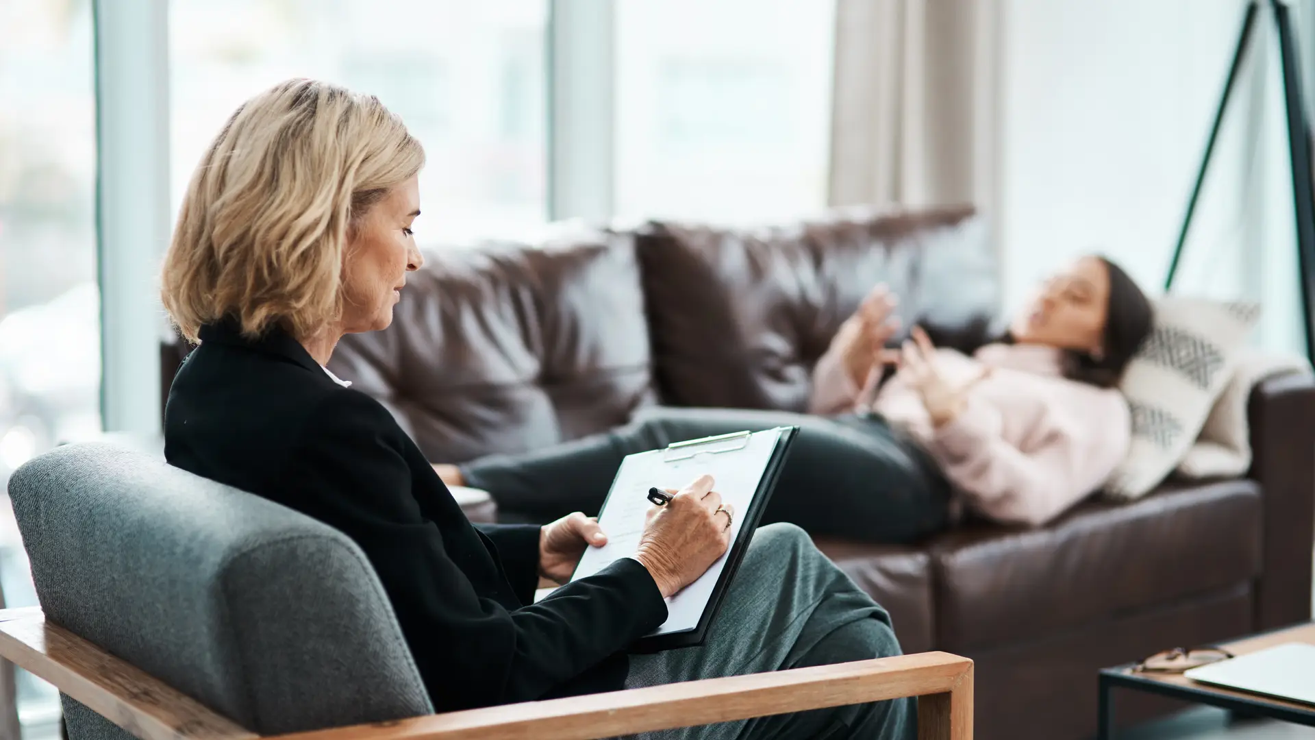 Psicologa de seguro de salud atendiendo a cliente Psicologa de seguro de salud atendiendo a cliente