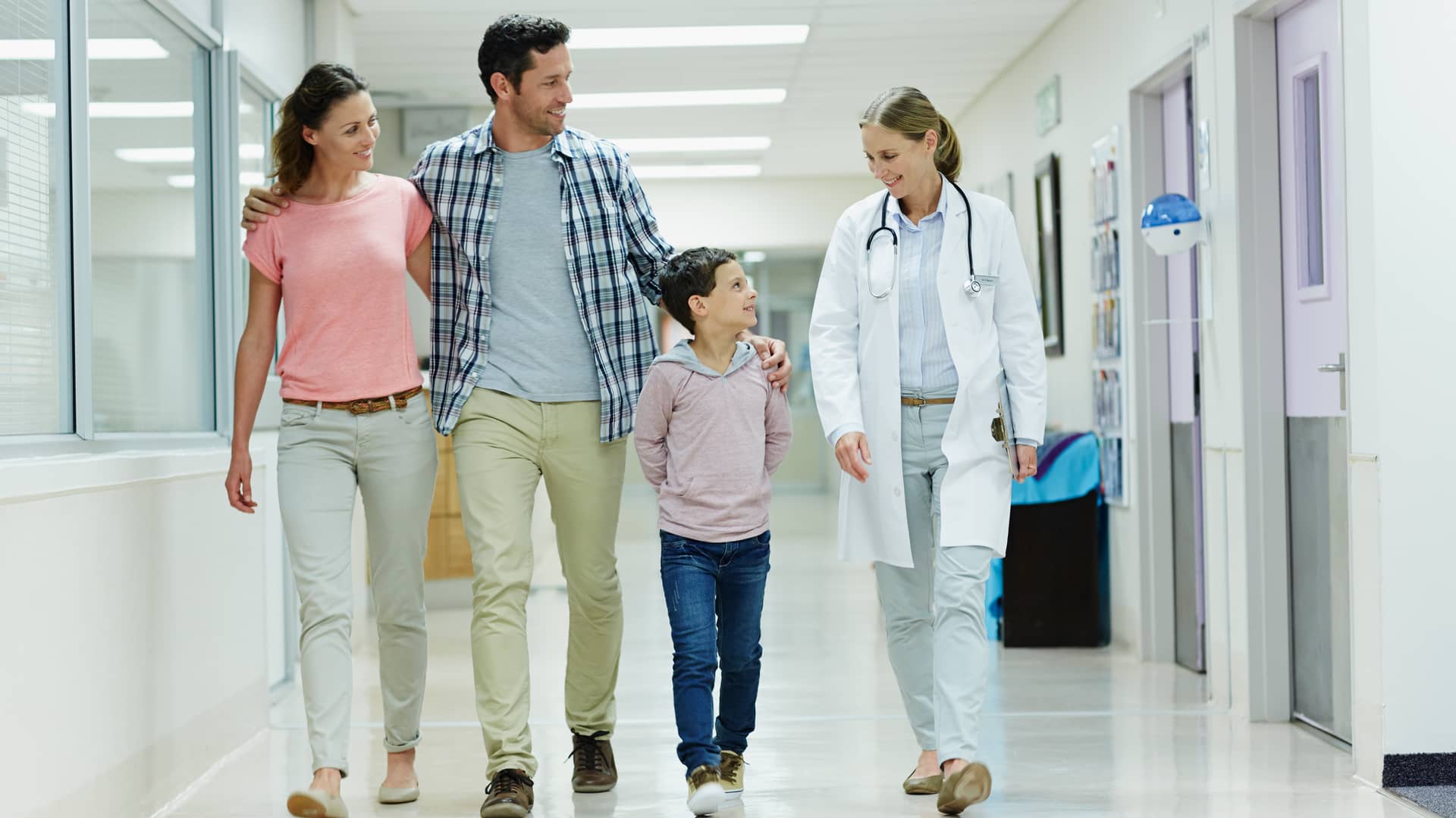 Padre acudiendo con su familia a realizar una cirujia a la seguridad social y posteriormente todos esos gastos serán reembolsados por su seguro Padre acudiendo con su familia a realizar una cirujia a la seguridad social y posteriormente todos esos gastos serán reembolsados por su seguro
