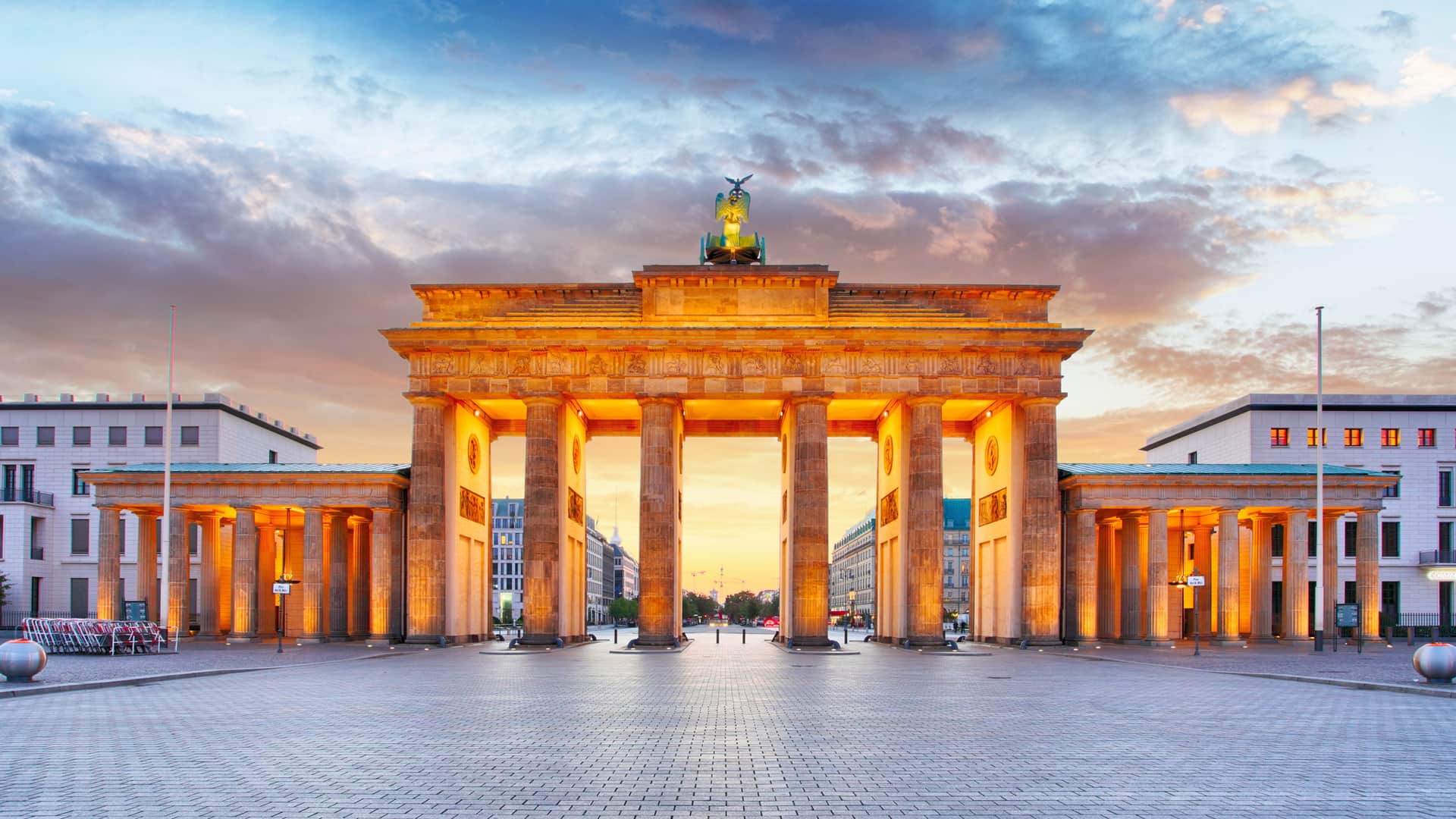 Puerta de Brandenburgo en Berlín al anochecer para cuyo viaje se ha contratado un seguro Puerta de Brandenburgo en Berlín al anochecer para cuyo viaje se ha contratado un seguro