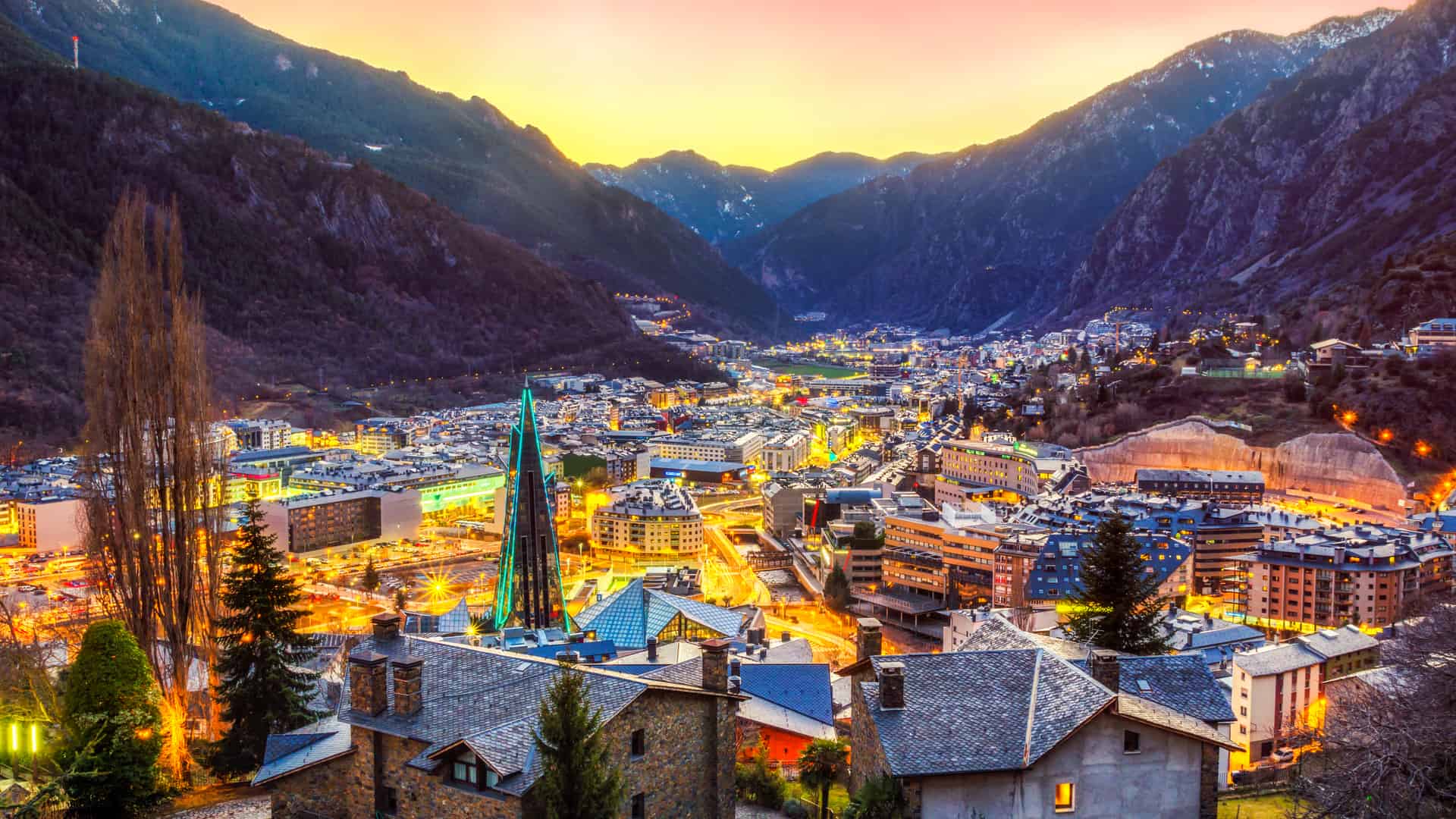 Vista aérea de Andorra la Vella lugar para el cual se puede contratar un seguro de viaje Vista aérea de Andorra la Vella lugar para el cual se puede contratar un seguro de viaje