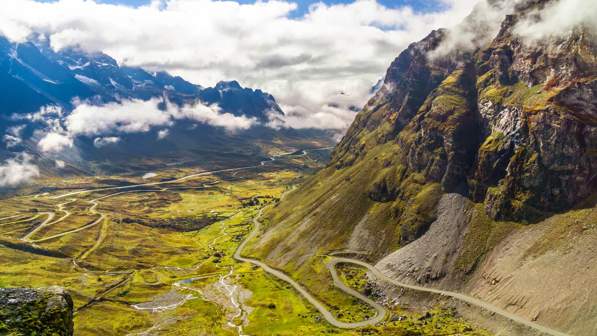 Niebla de la mañana sobre el camino de la muerte en los Yungas de Bolivia para cuyo viaje se ha contratado un seguro Niebla de la mañana sobre el camino de la muerte en los Yungas de Bolivia para cuyo viaje se ha contratado un seguro