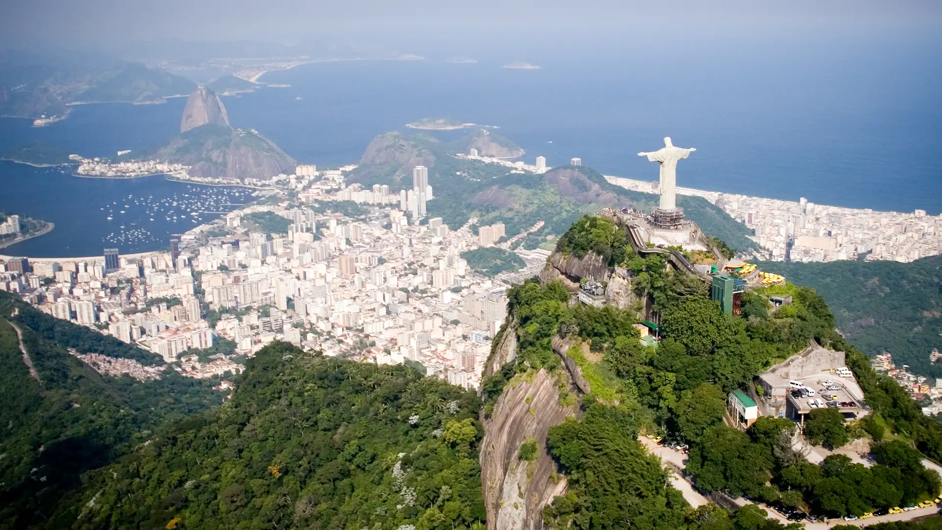 Vista desde el aire de Rio de Janeiro en Brazil para cuyo destino se puede contratar un seguro de viaje Vista desde el aire de Rio de Janeiro en Brazil para cuyo destino se puede contratar un seguro de viaje