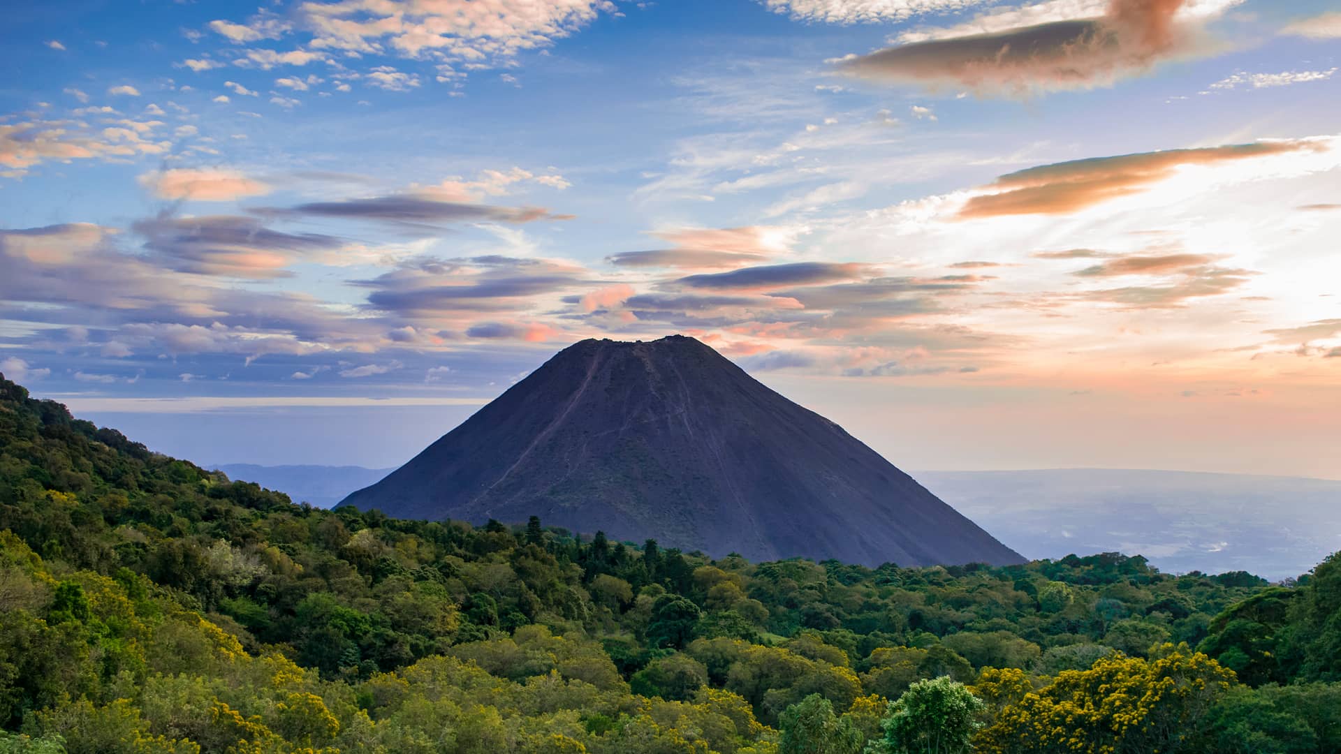 Volcán Izalco en El Salvador para cuyo viaje se contrató un seguro Volcán Izalco en El Salvador para cuyo viaje se contrató un seguro