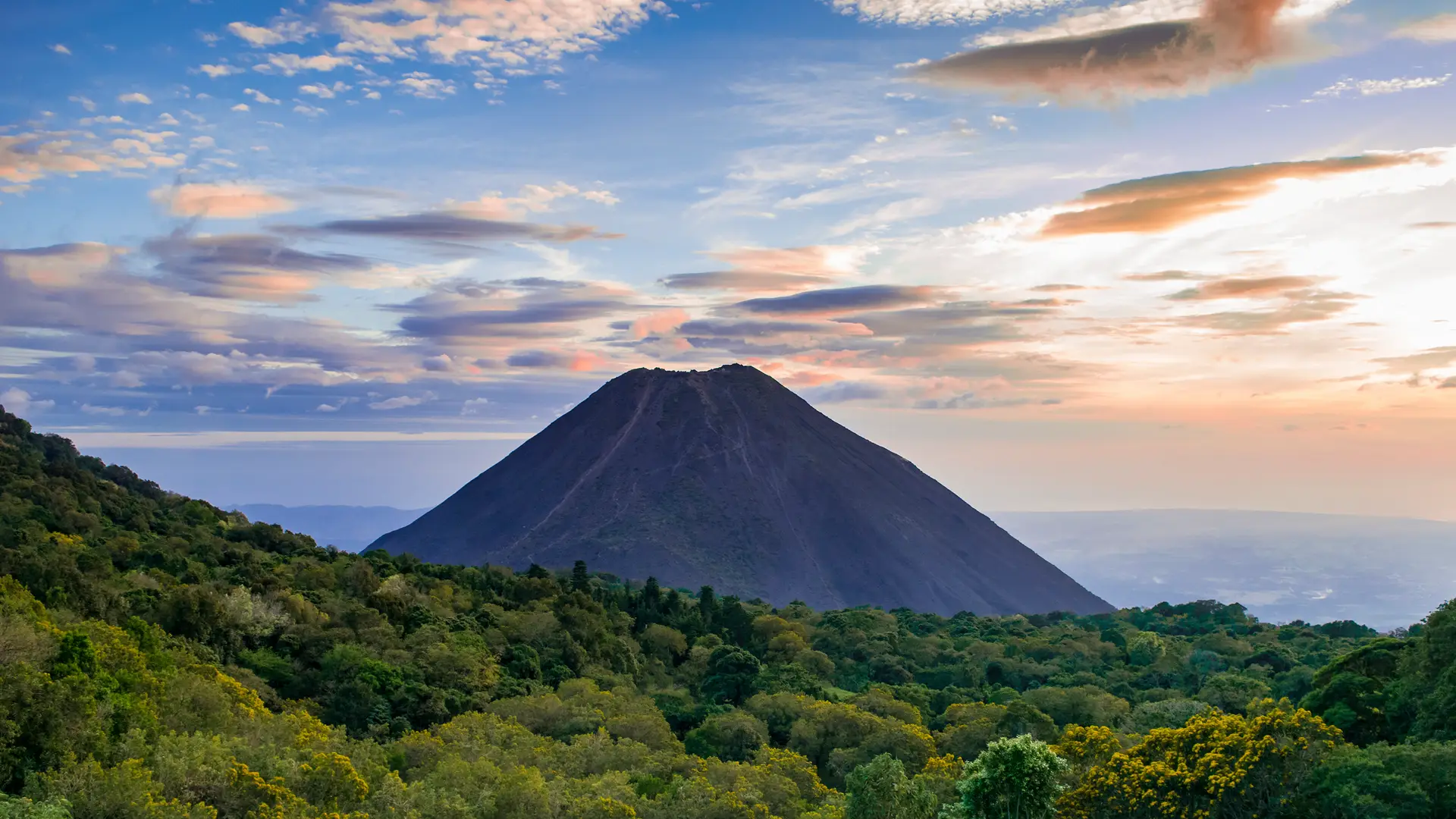 Volcán Izalco en El Salvador para cuyo viaje se contrató un seguro Volcán Izalco en El Salvador para cuyo viaje se contrató un seguro