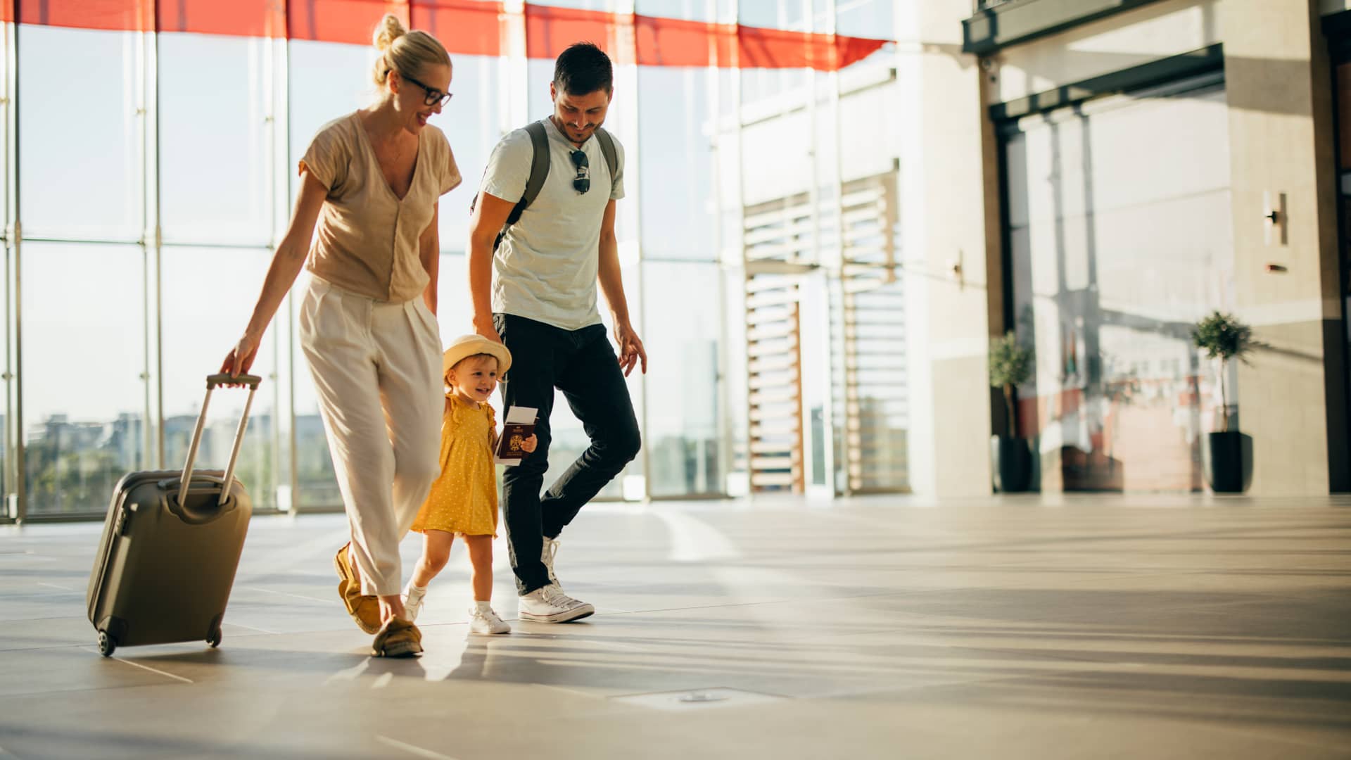 Familia en aeropuerto contenta porque se va de viaje para el cual han contratado un seguro Familia en aeropuerto contenta porque se va de viaje para el cual han contratado un seguro