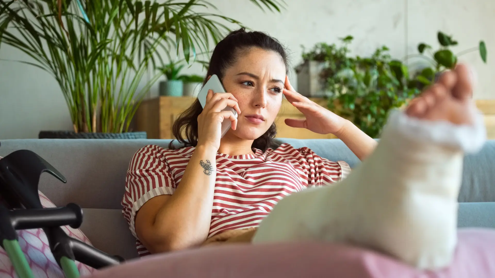 Mujer hablando por teléfono con su seguro de viaje para subsanar un problema de franquicia Mujer hablando por teléfono con su seguro de viaje para subsanar un problema de franquicia
