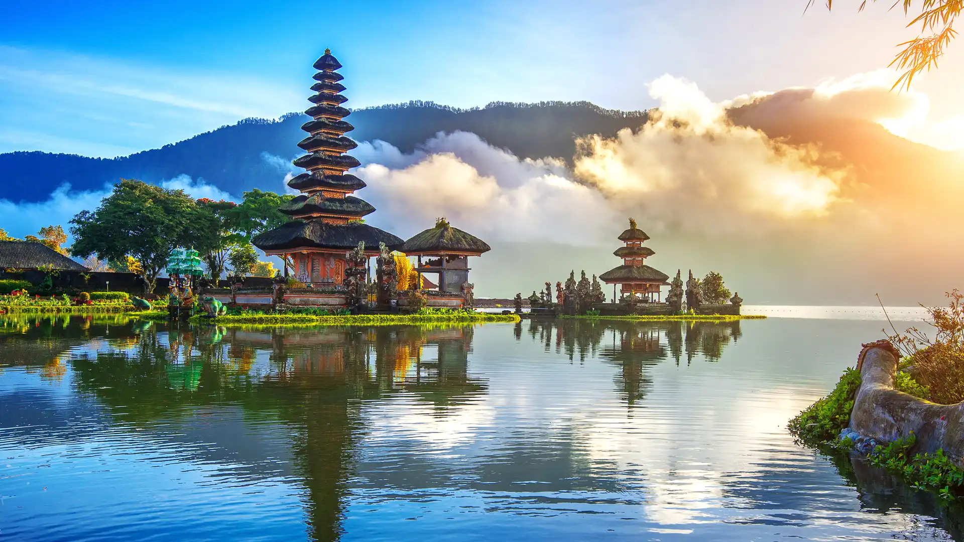 Pura ulun templo de danu bratan en Bali en Indonesia para cuyo viaje se ha contratado un seguro Pura ulun templo de danu bratan en Bali en Indonesia para cuyo viaje se ha contratado un seguro