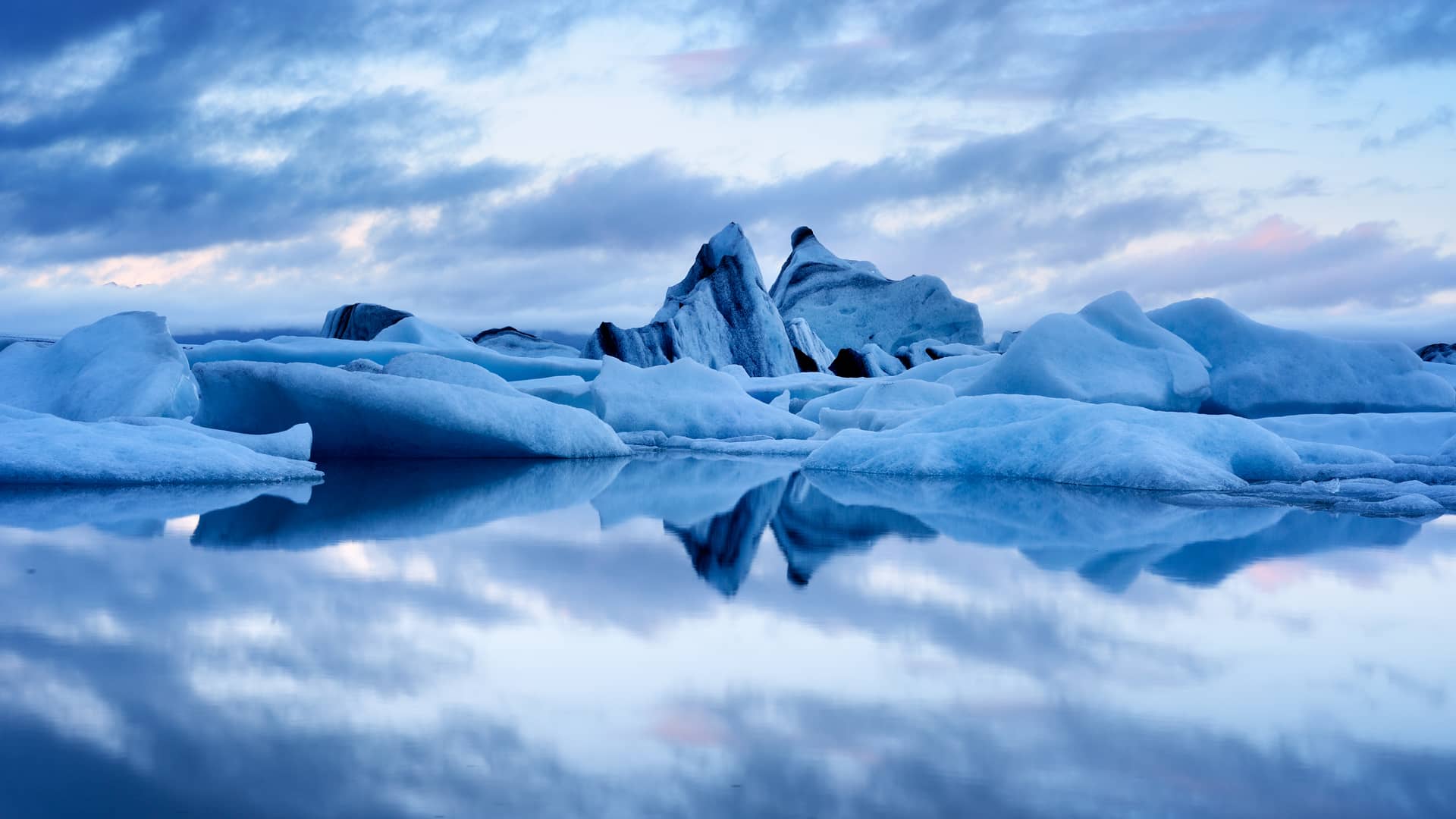 Azul crepúsculo paisaje en laguna de jökulsárlón en Islandia. Lugar para el cual se puede contratar un seguro de viaje Azul crepúsculo paisaje en laguna de jökulsárlón en Islandia. Lugar para el cual se puede contratar un seguro de viaje