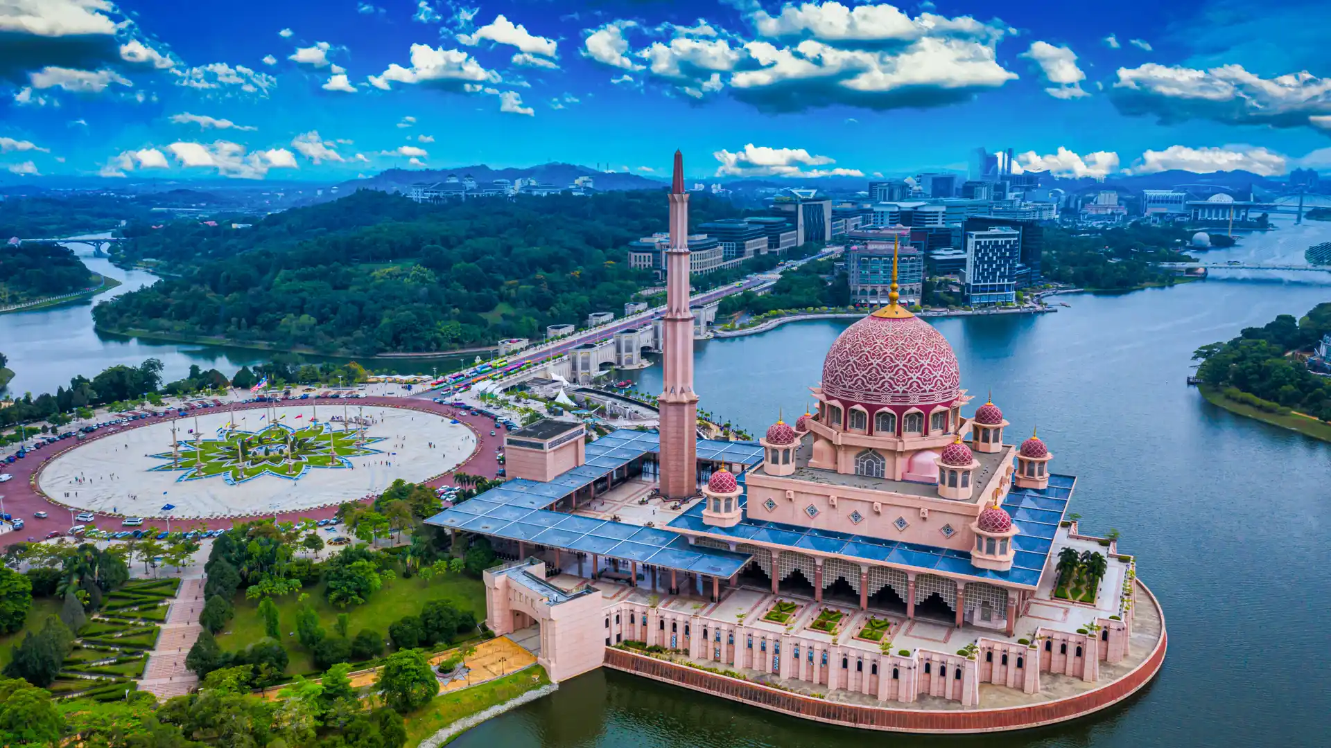 Vista aérea de la Mezquita de Putra con el centro de la ciudad de Putrajaya en Malasia donde se puede contratar un seguro de viaje Vista aérea de la Mezquita de Putra con el centro de la ciudad de Putrajaya en Malasia donde se puede contratar un seguro de viaje