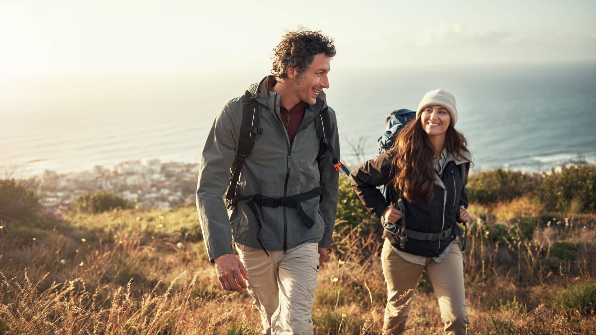 Pareja de mochileros con seguro de viaje contratado para disfrutar de sus vacaciones tranquilos