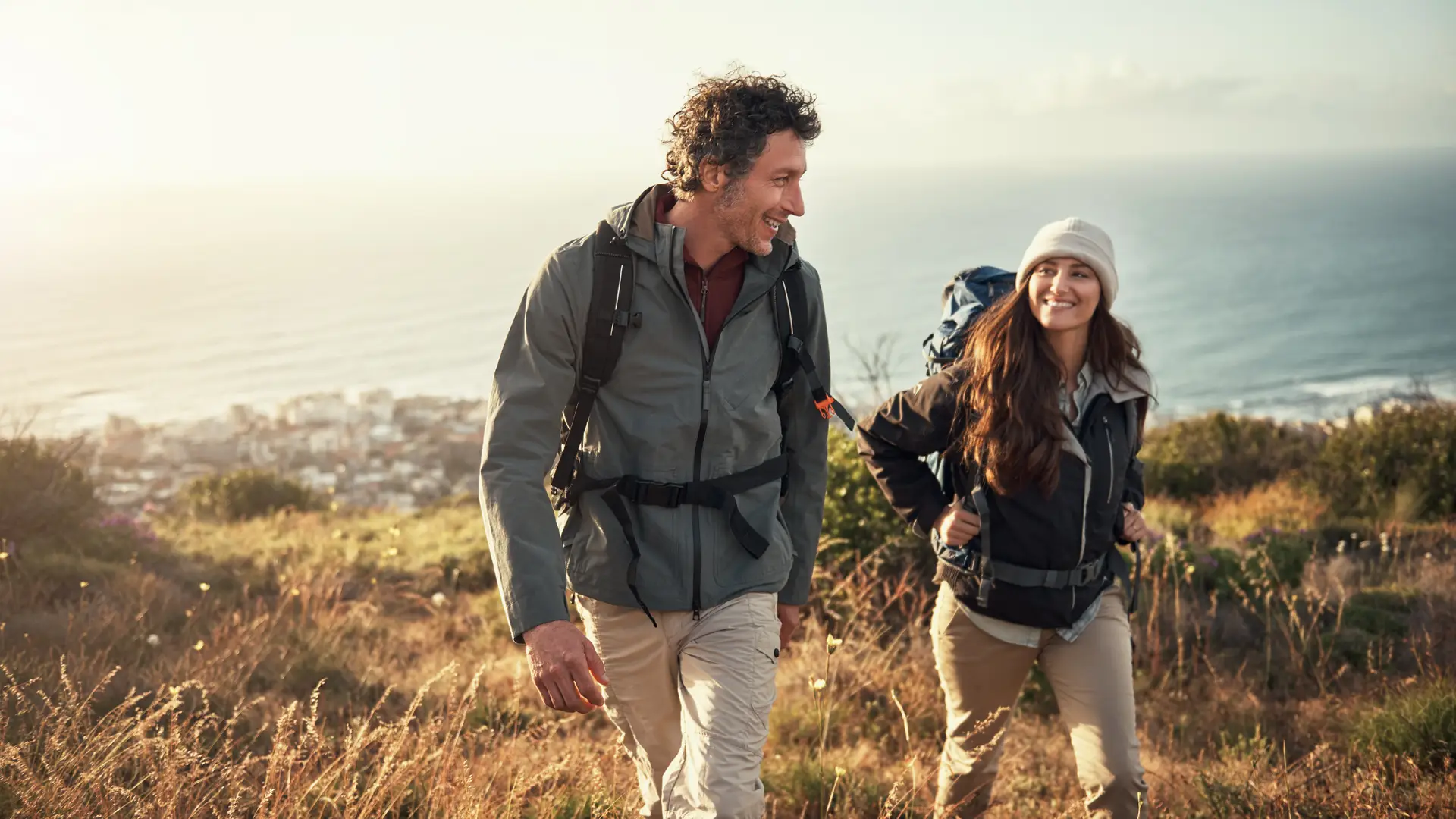 Pareja de mochileros con seguro de viaje contratado para disfrutar de sus vacaciones tranquilos Pareja de mochileros con seguro de viaje contratado para disfrutar de sus vacaciones tranquilos
