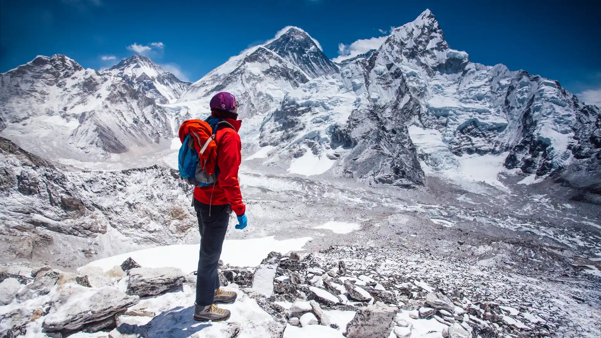 Mujer mirando a la vista en el Himalaya por la vertiente Nepal para cuyo viaje ha contratado un seguro Mujer mirando a la vista en el Himalaya por la vertiente Nepal para cuyo viaje ha contratado un seguro