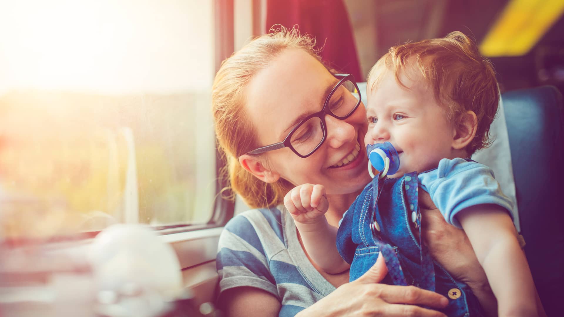 Madre con su bebé al cual le ha hecho un seguro de viaje especial para él Madre con su bebé al cual le ha hecho un seguro de viaje especial para él